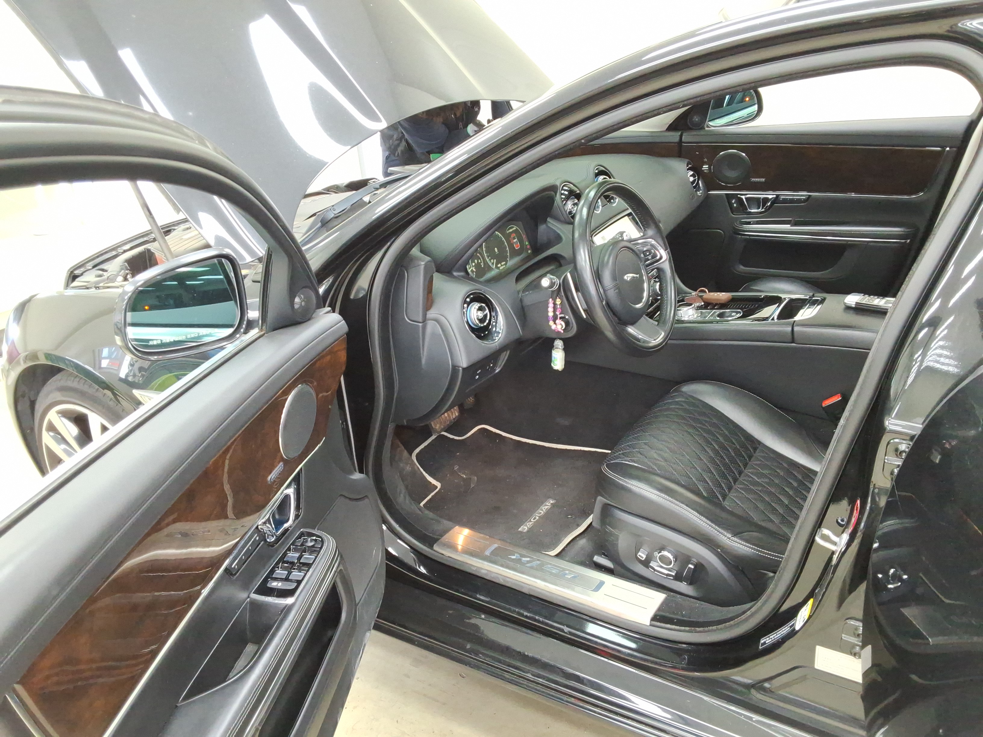 جاقوار XJ