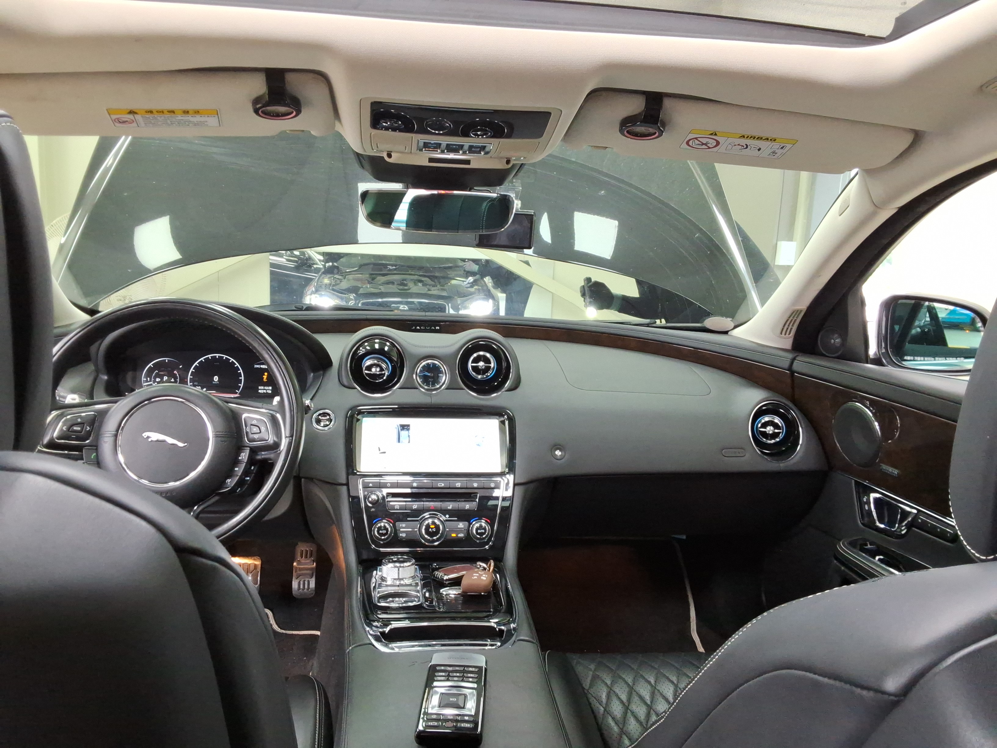 جاقوار XJ