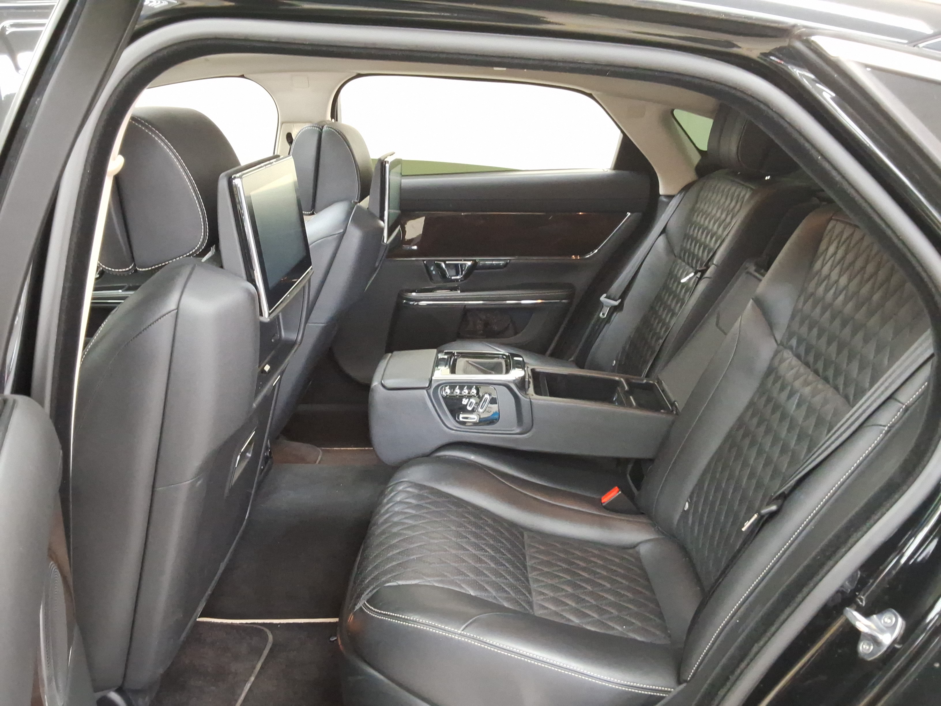 جاقوار XJ