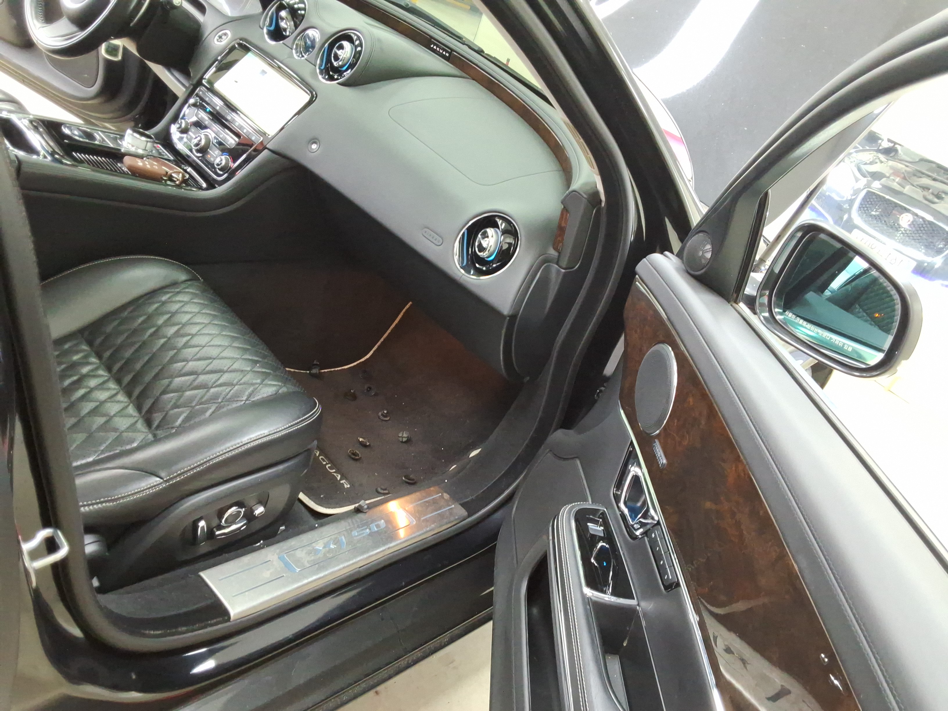 جاقوار XJ