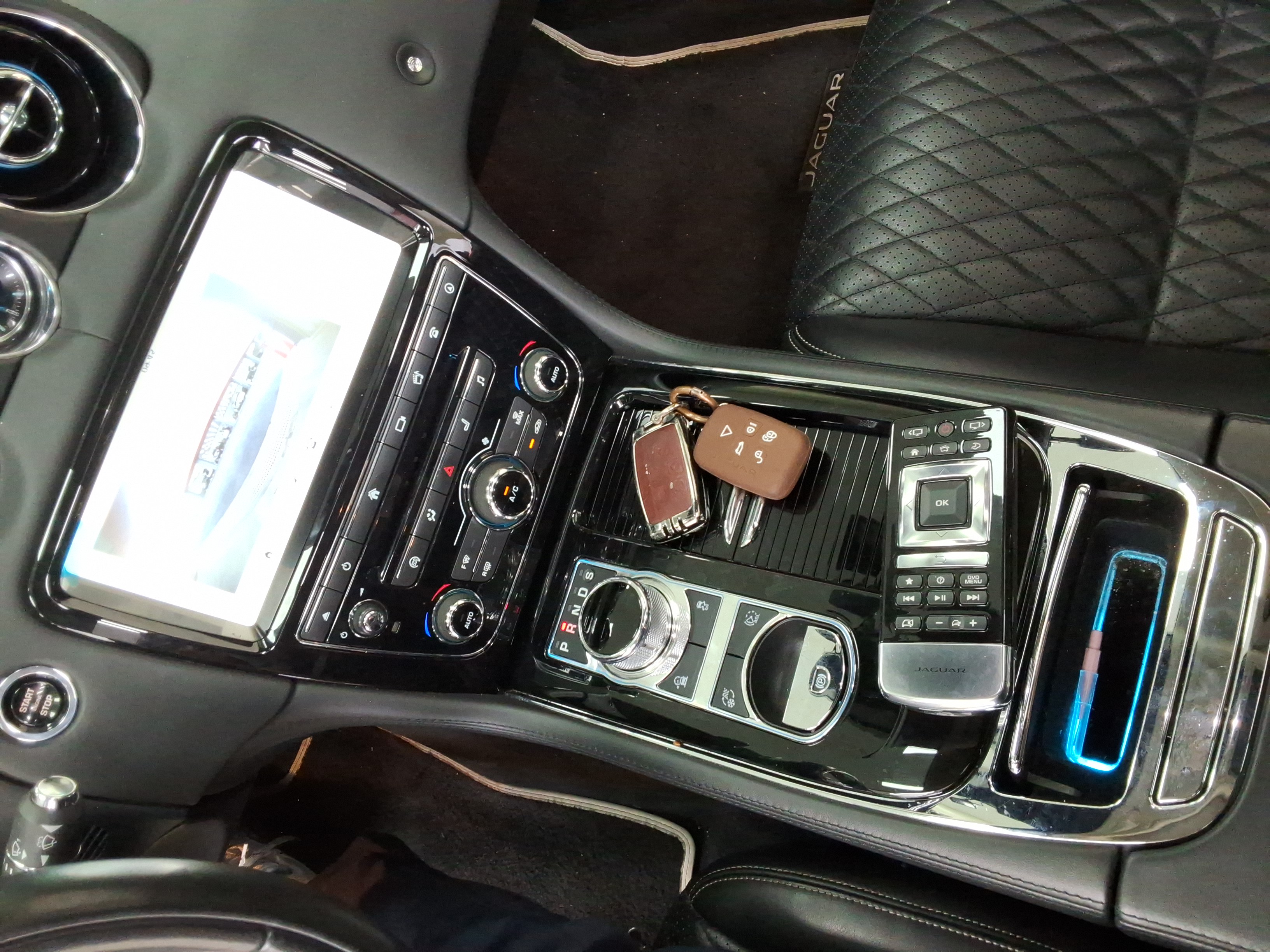 جاقوار XJ