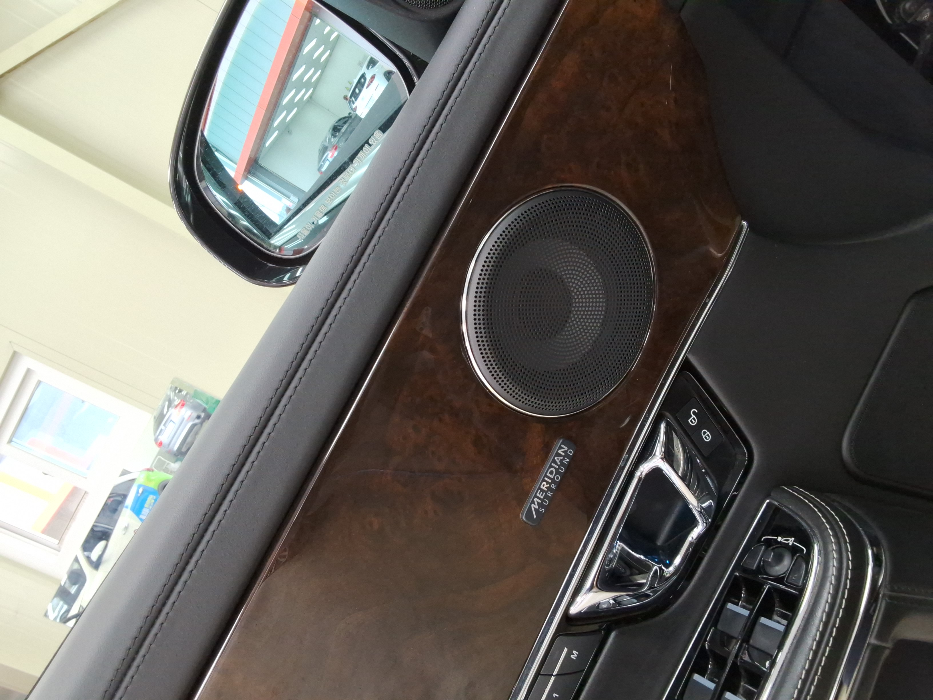جاقوار XJ