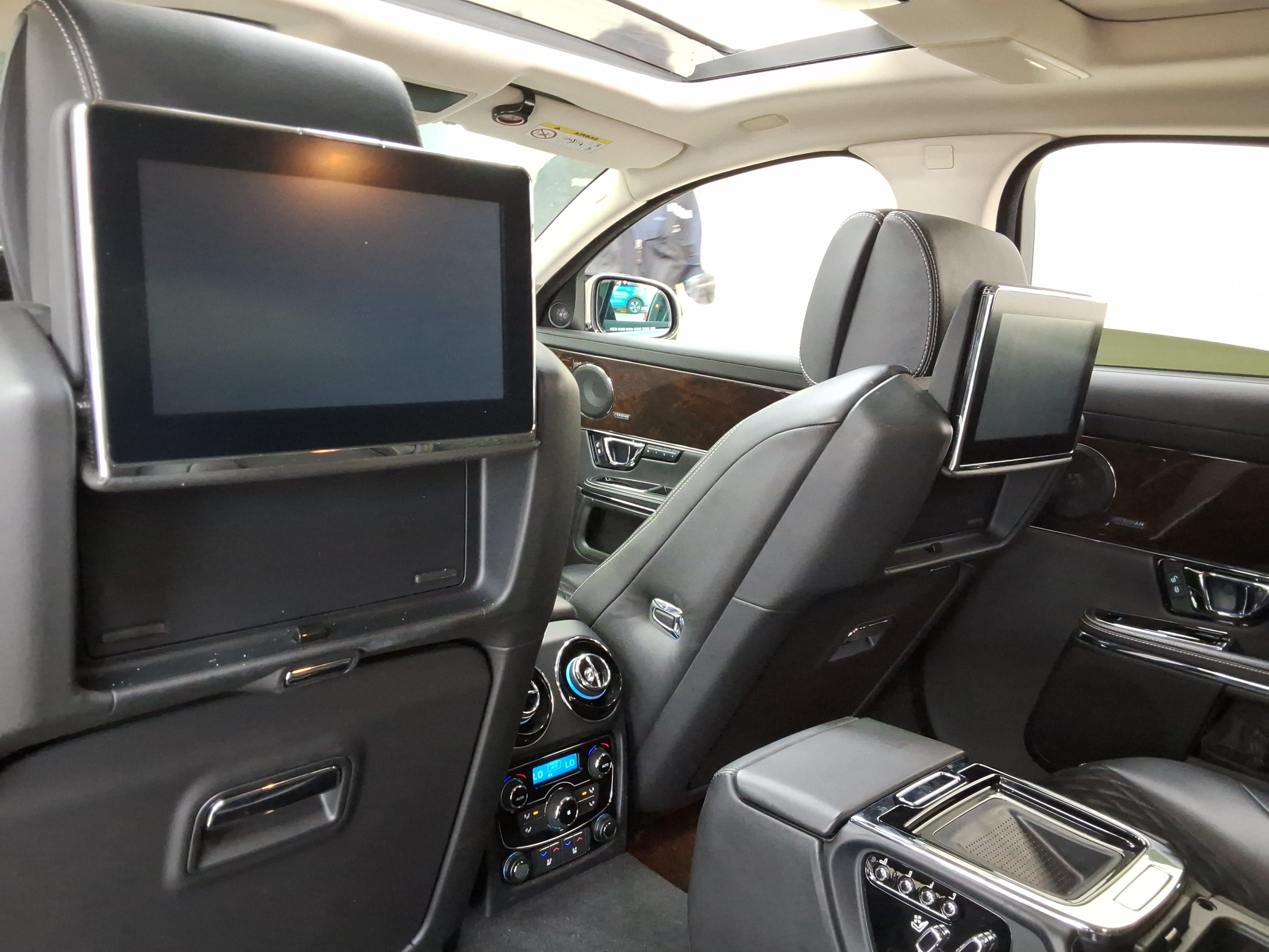 جاقوار XJ