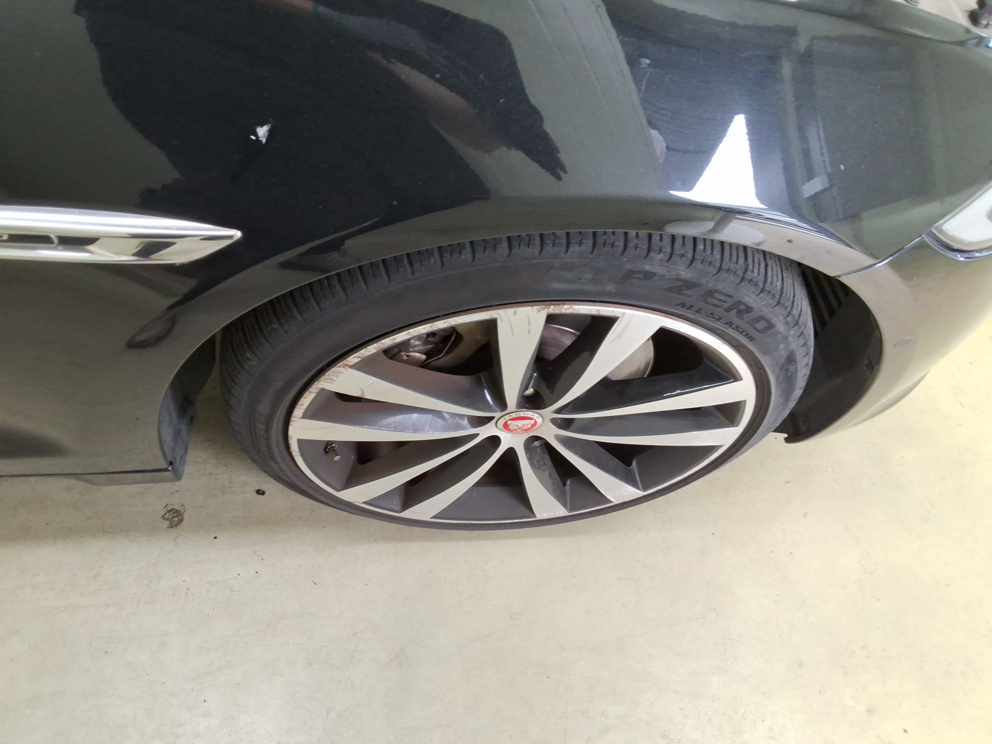 جاقوار XJ