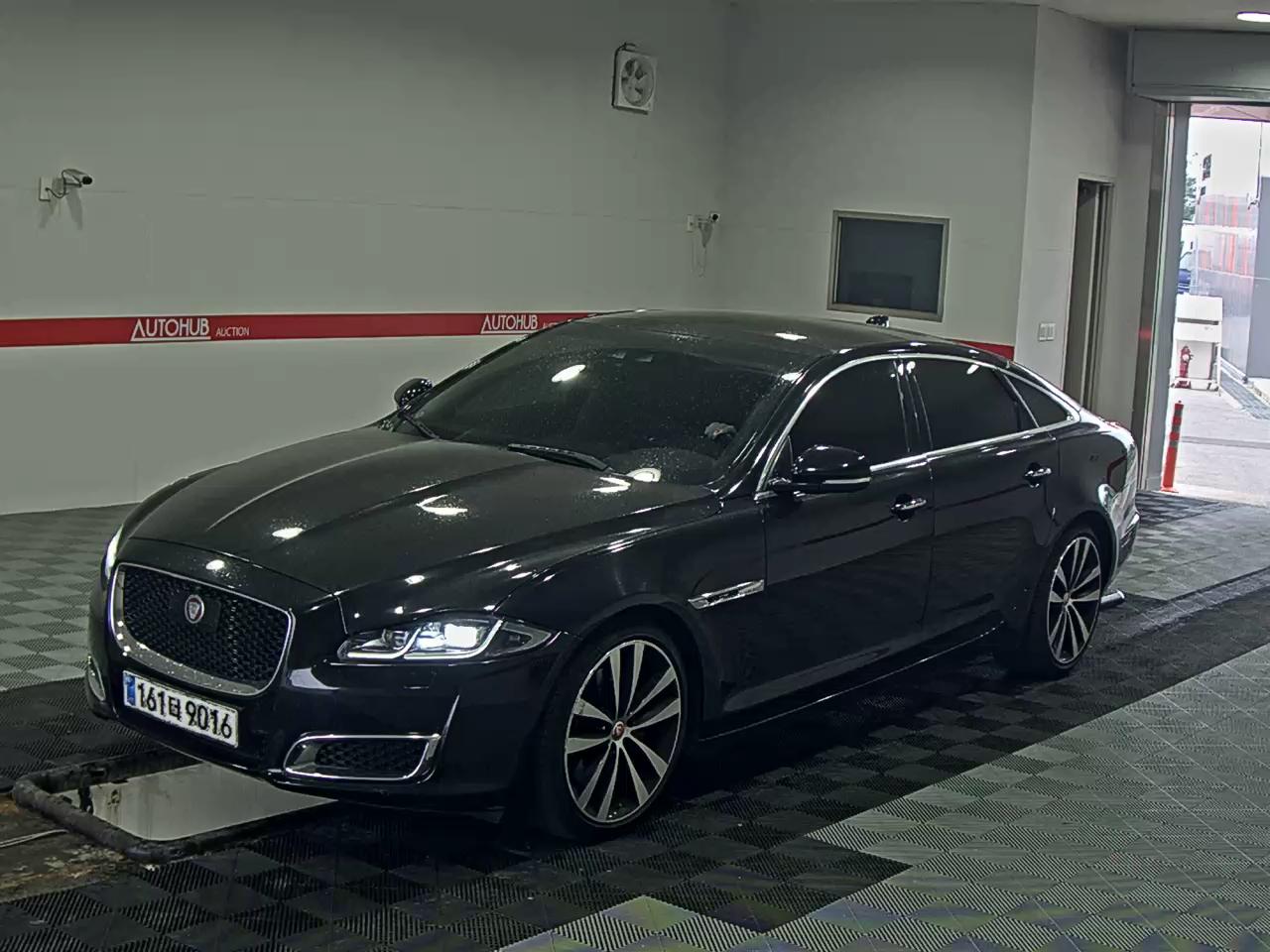 جاقوار XJ