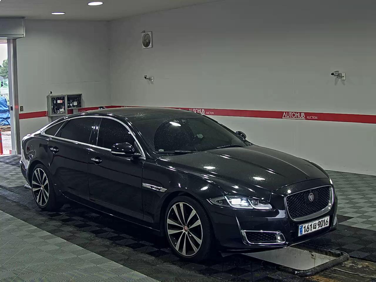 جاقوار XJ