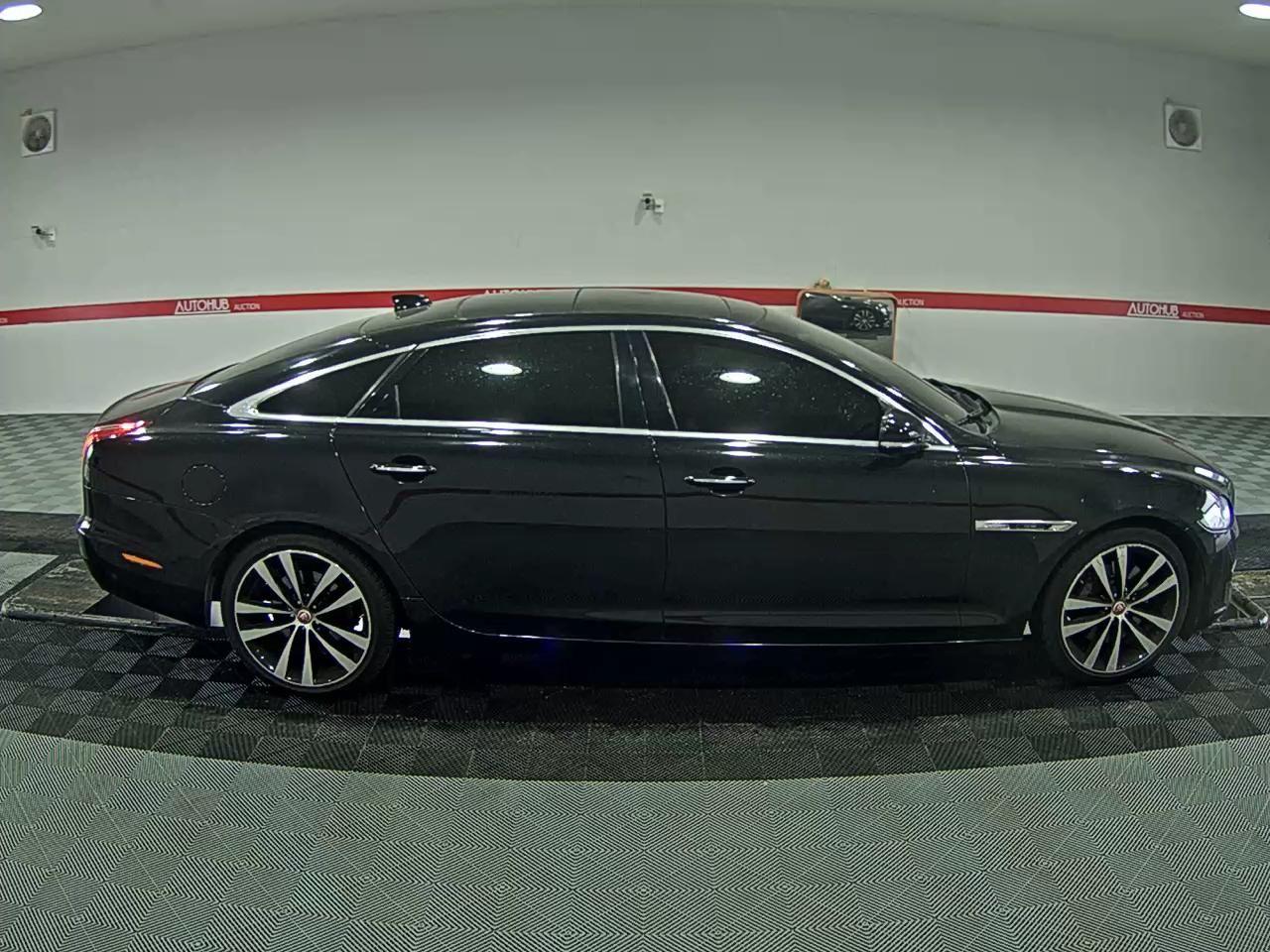 جاقوار XJ