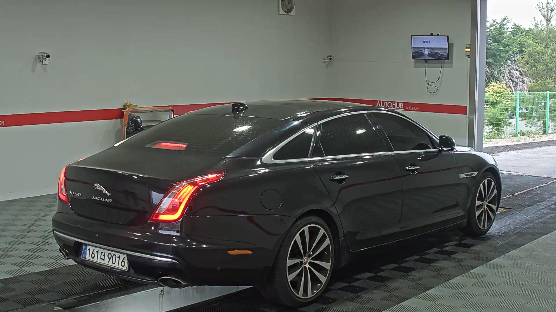 جاقوار XJ