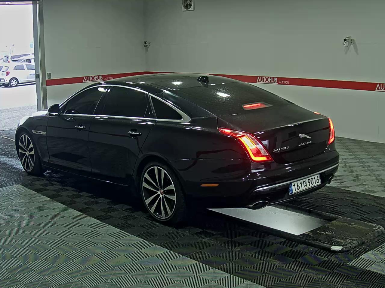 جاقوار XJ
