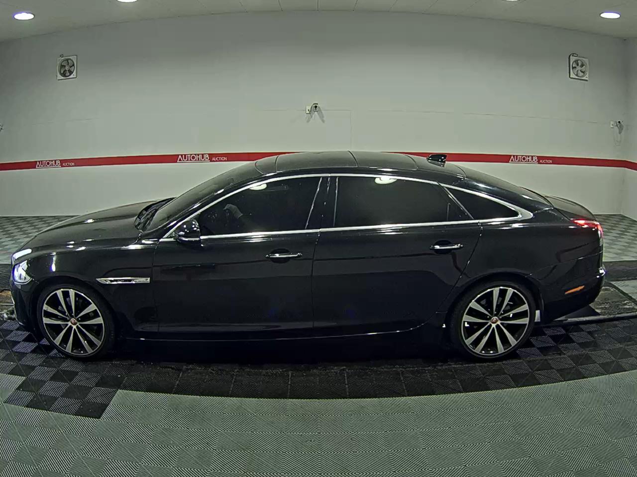 جاقوار XJ