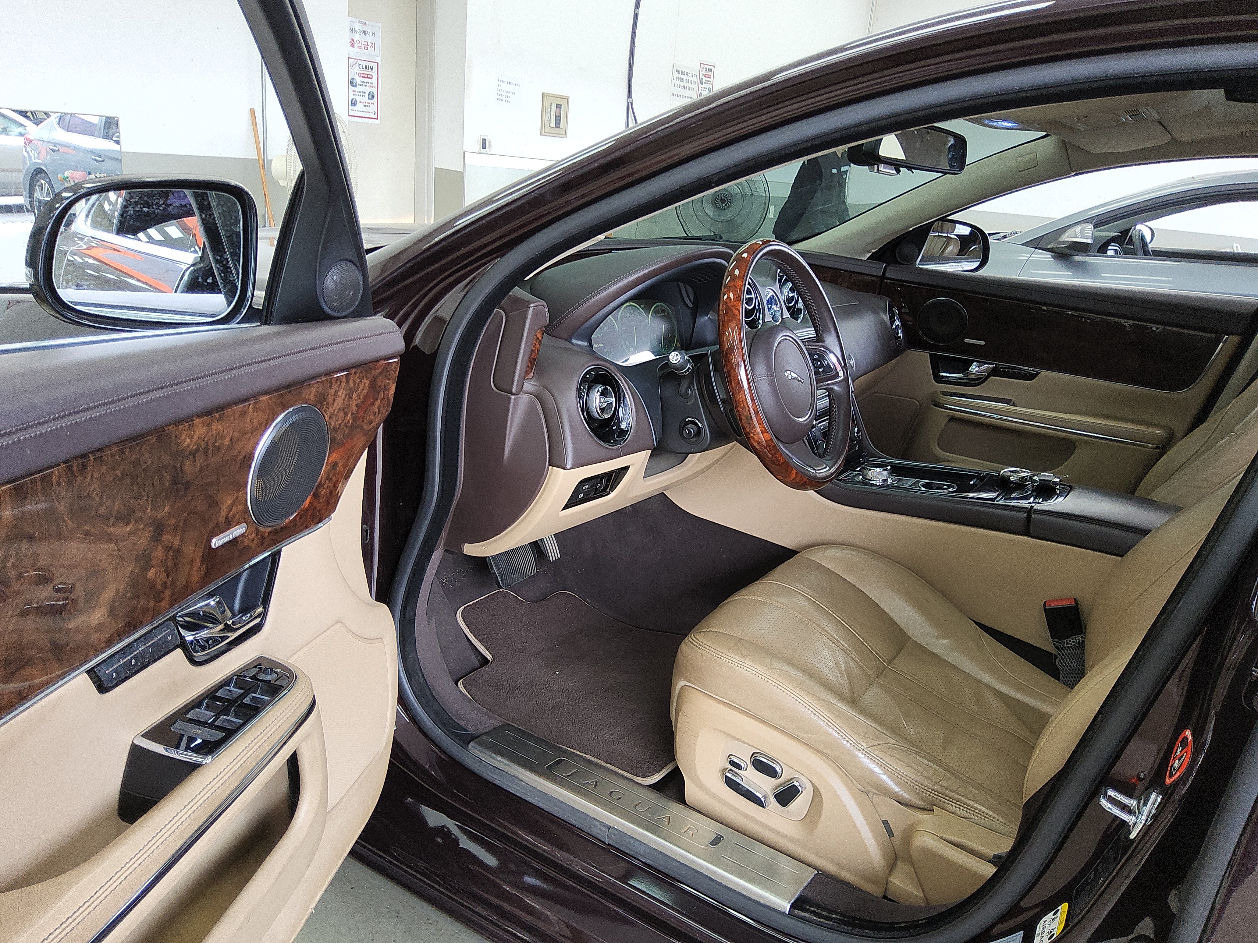 جاقوار XJ