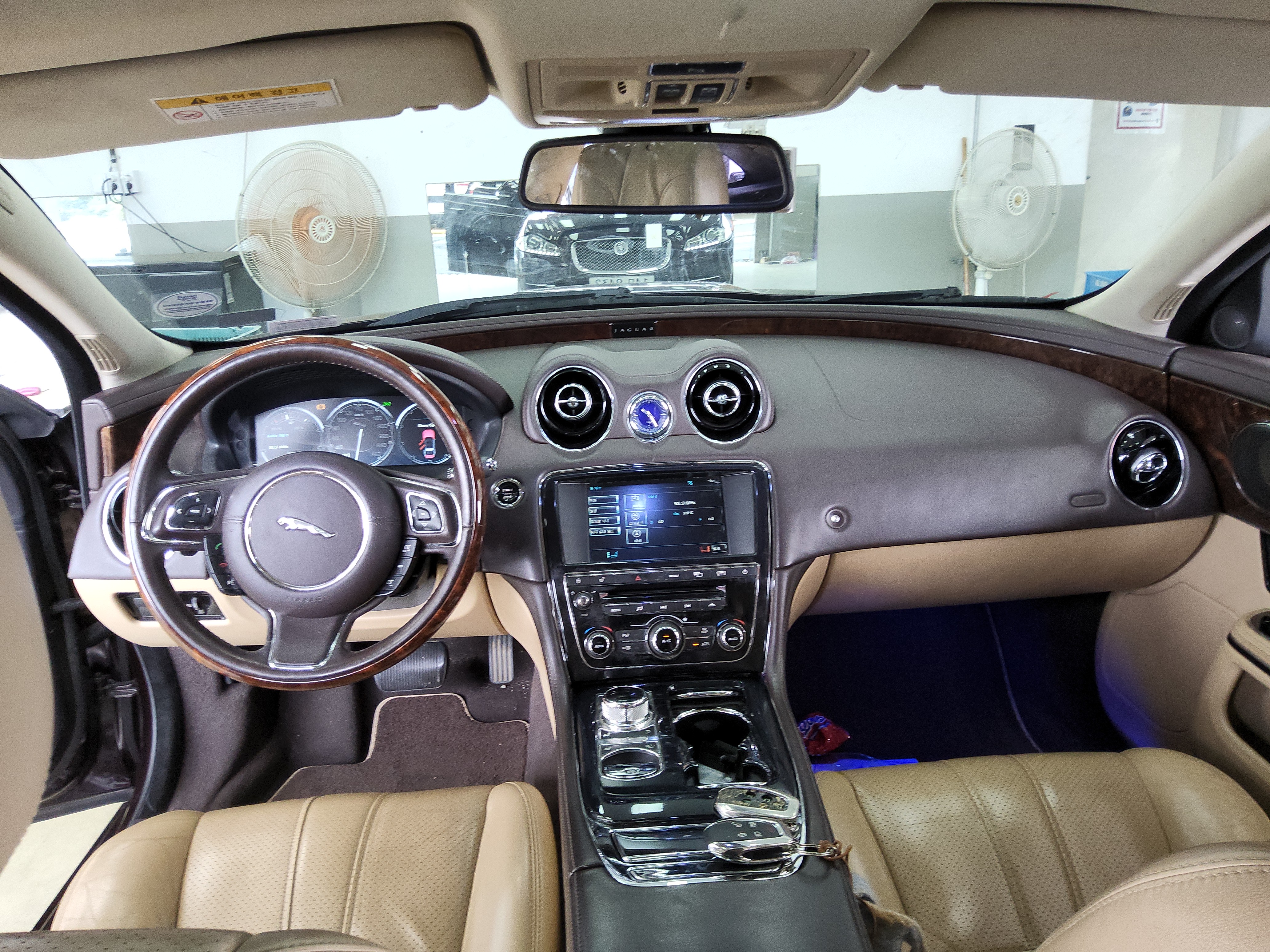 جاقوار XJ