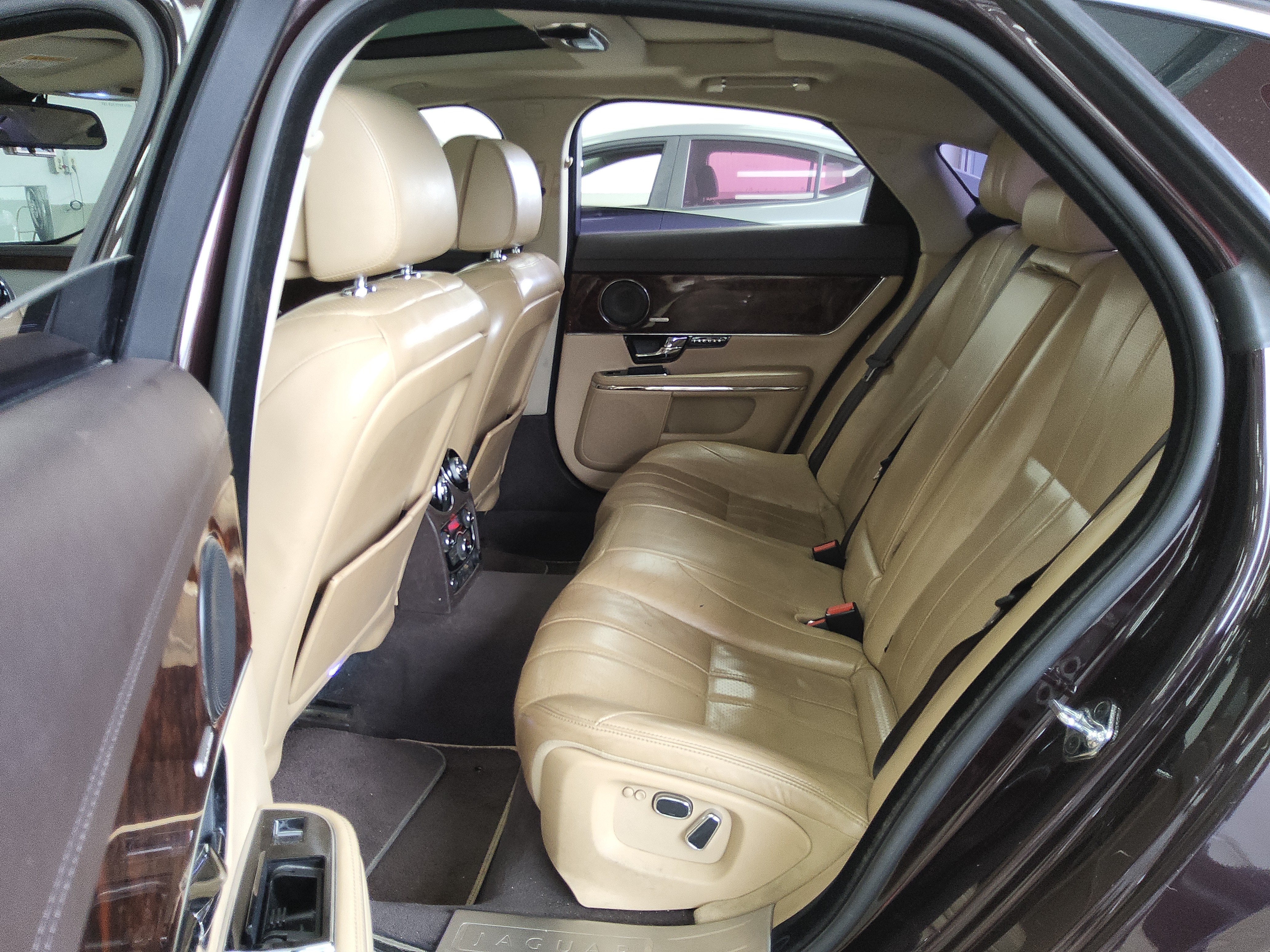 جاقوار XJ