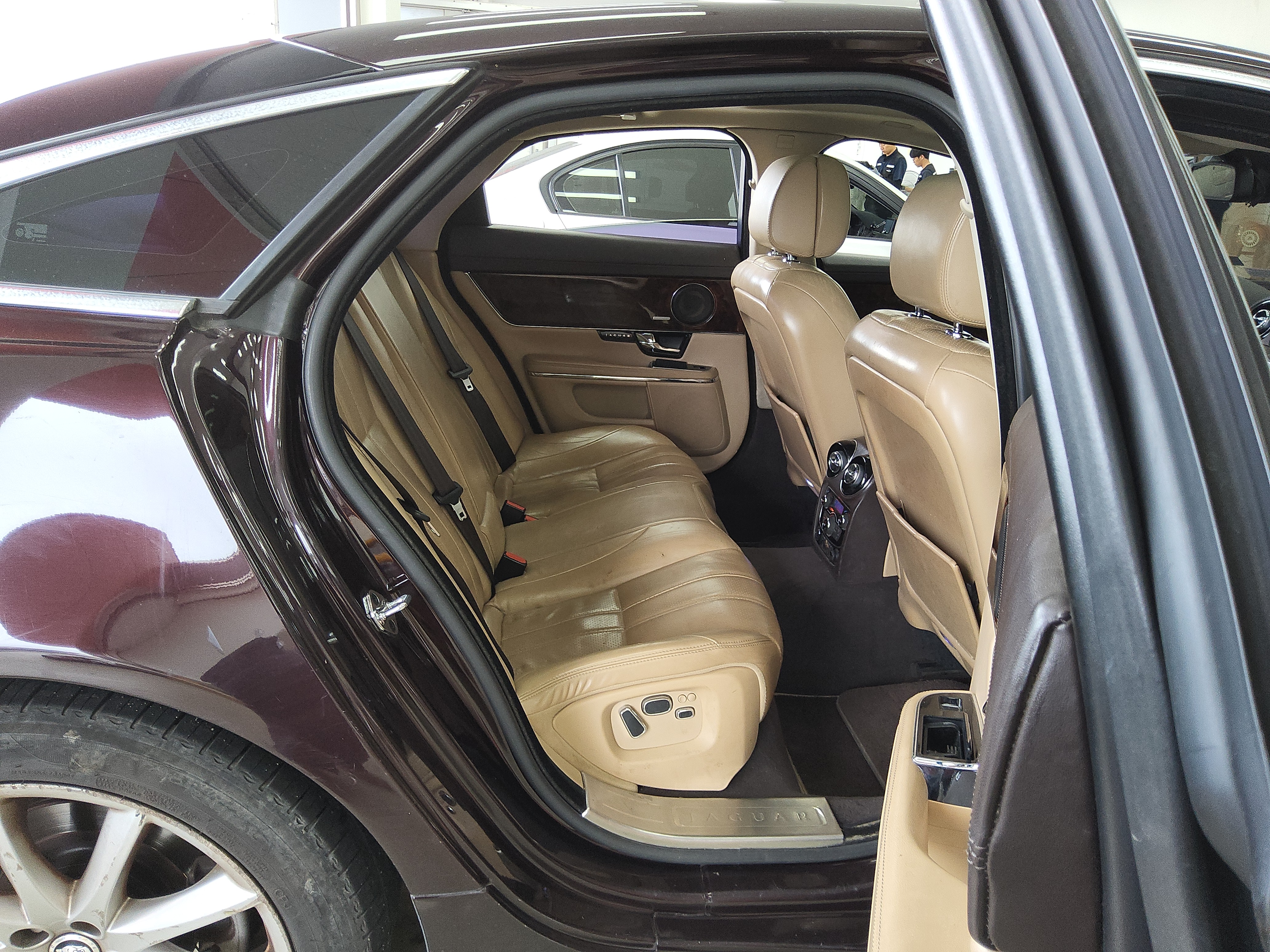 جاقوار XJ