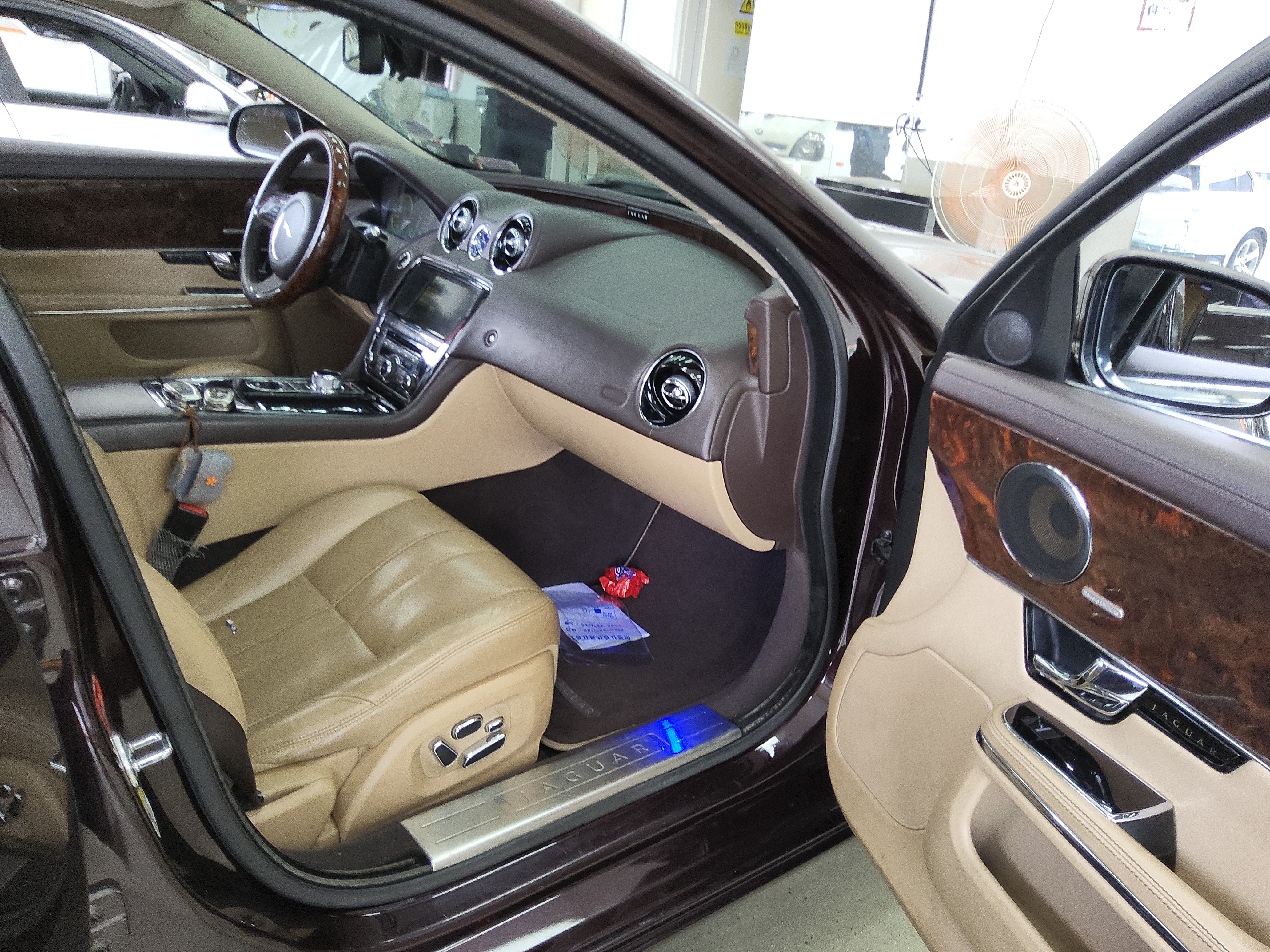 جاقوار XJ