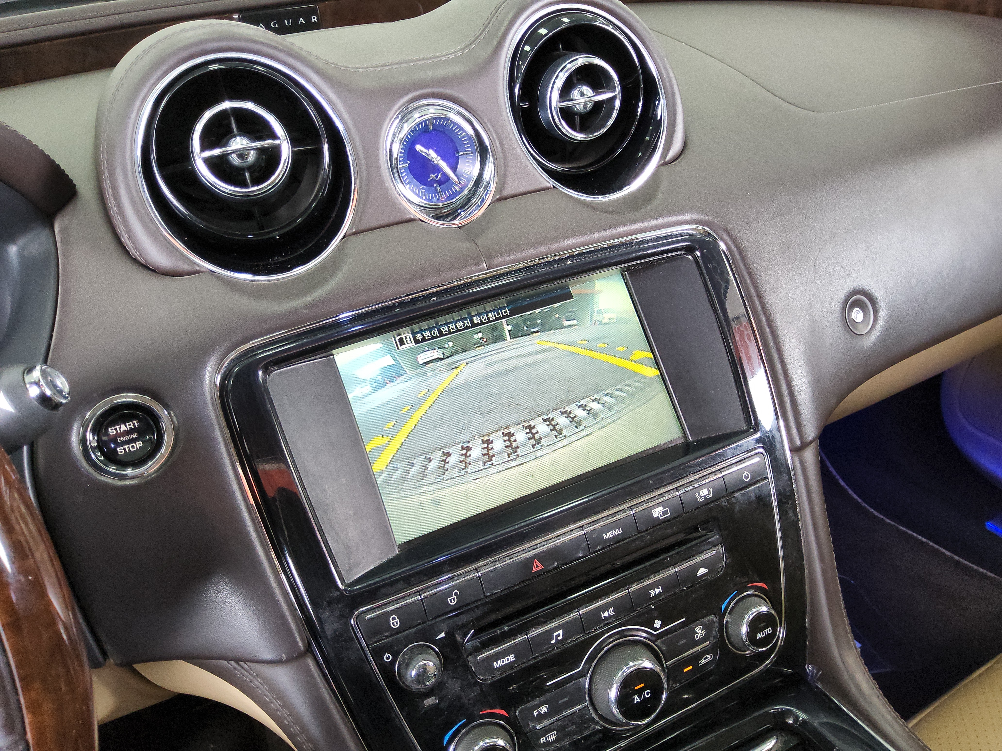 جاقوار XJ
