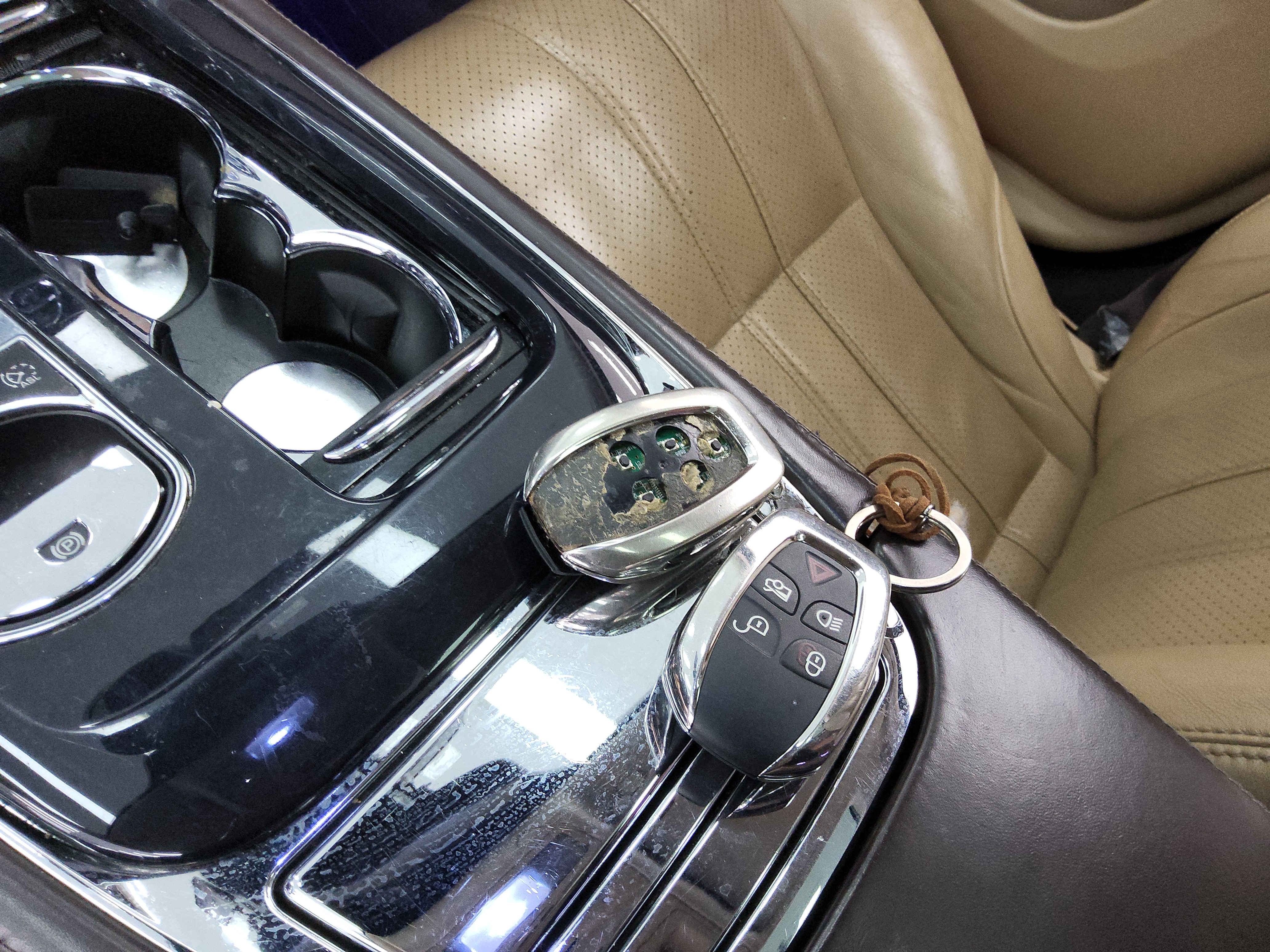 جاقوار XJ