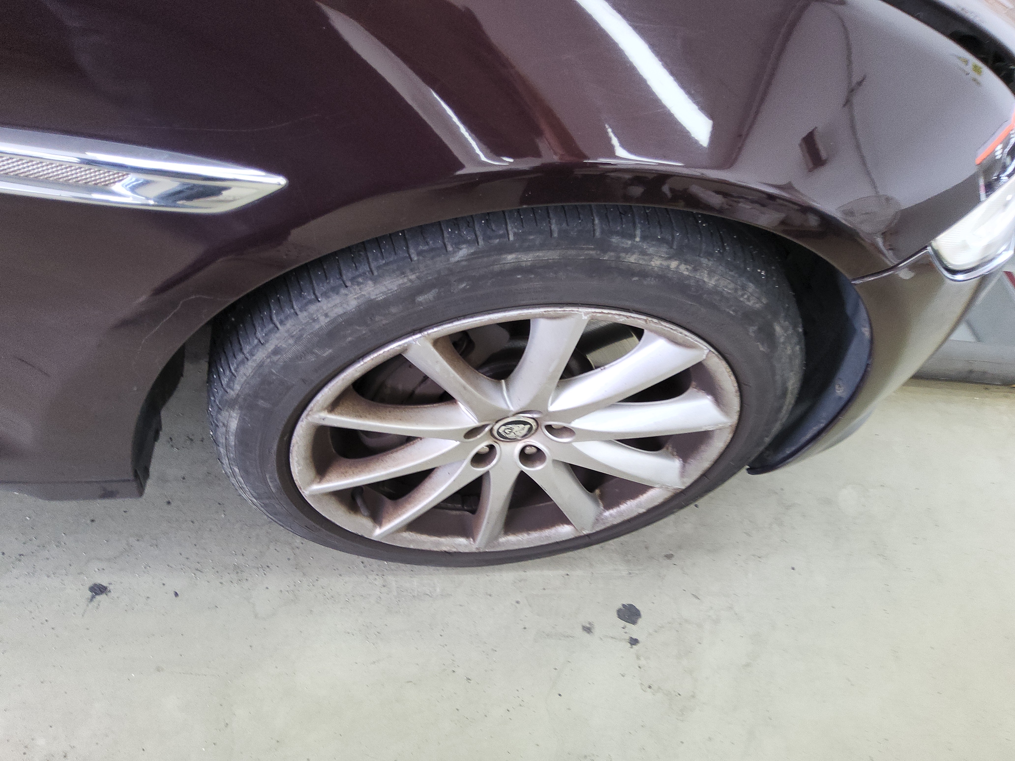 جاقوار XJ