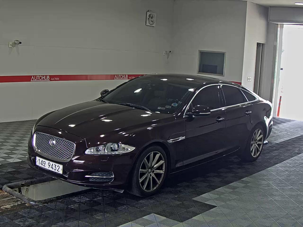 جاقوار XJ