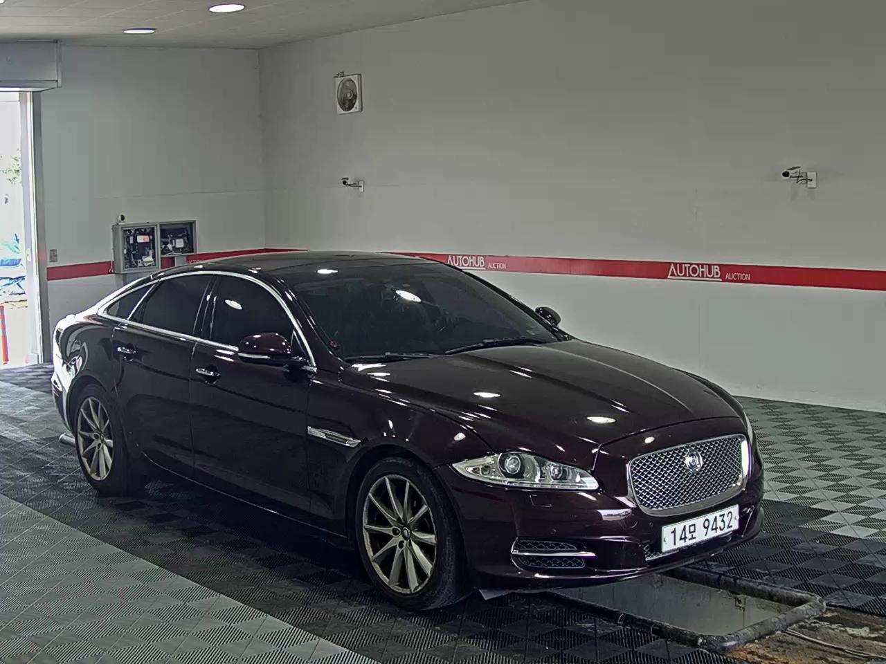 جاقوار XJ