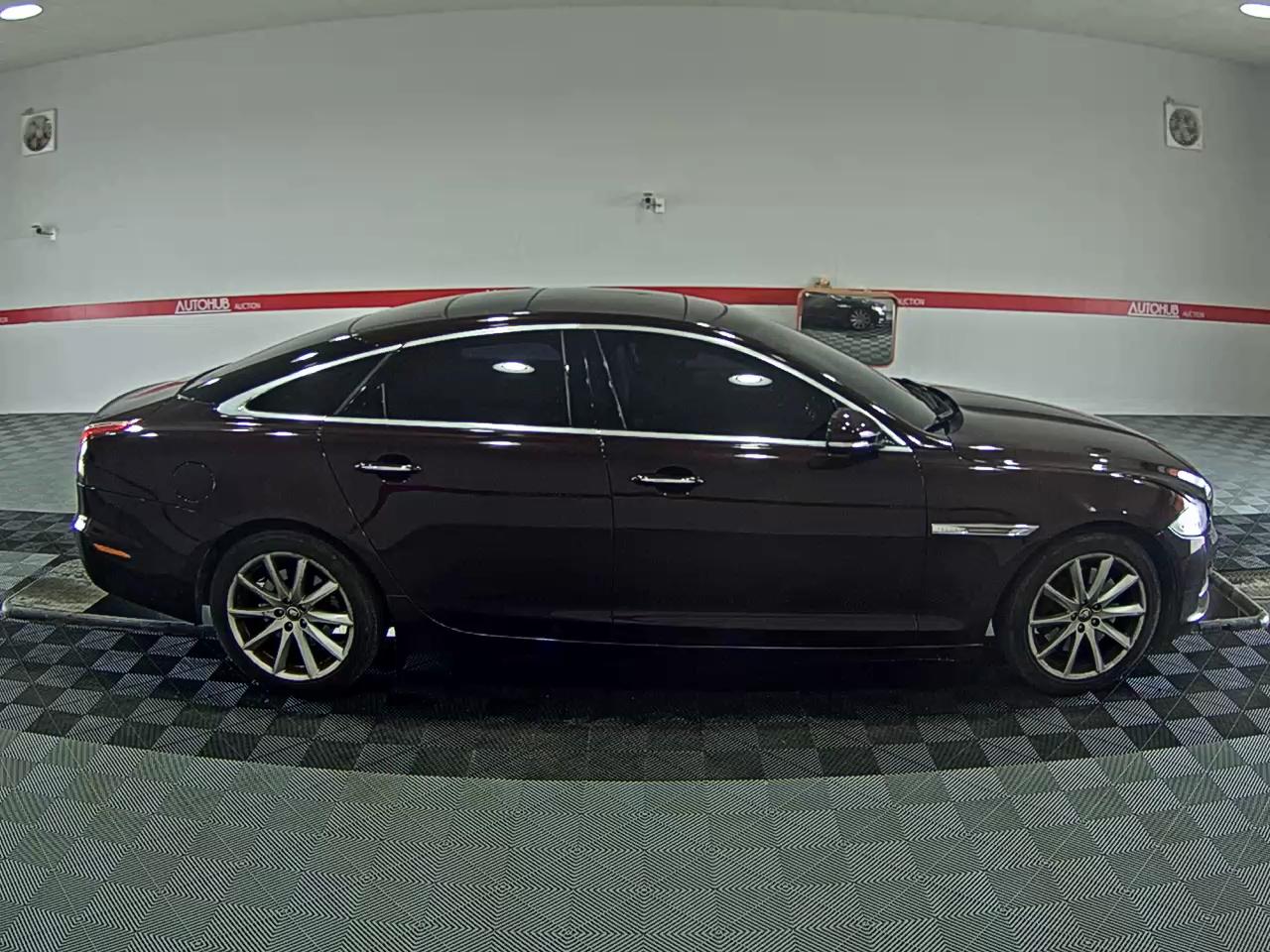 جاقوار XJ
