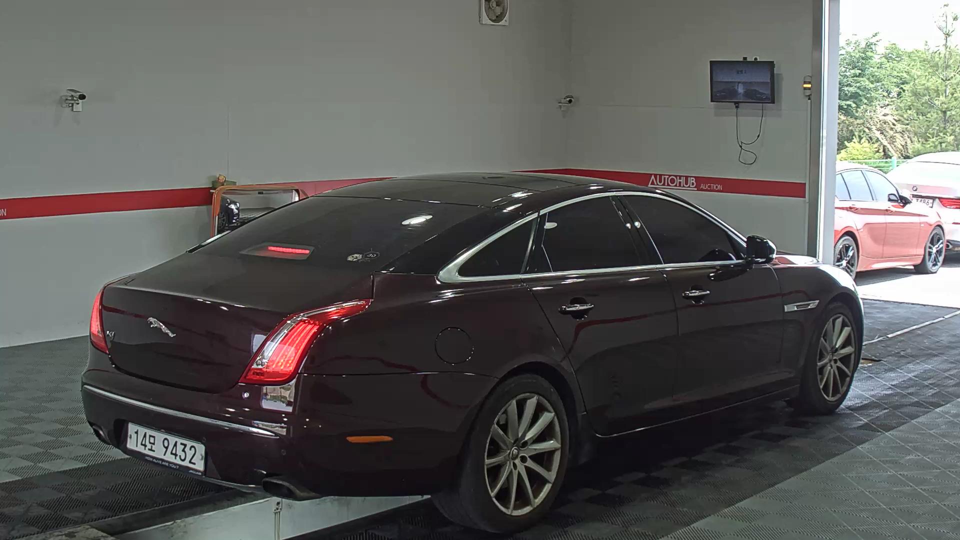 جاقوار XJ