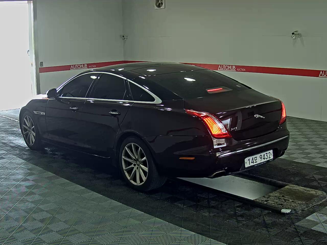 جاقوار XJ