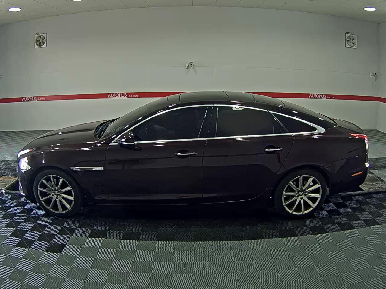 جاقوار XJ
