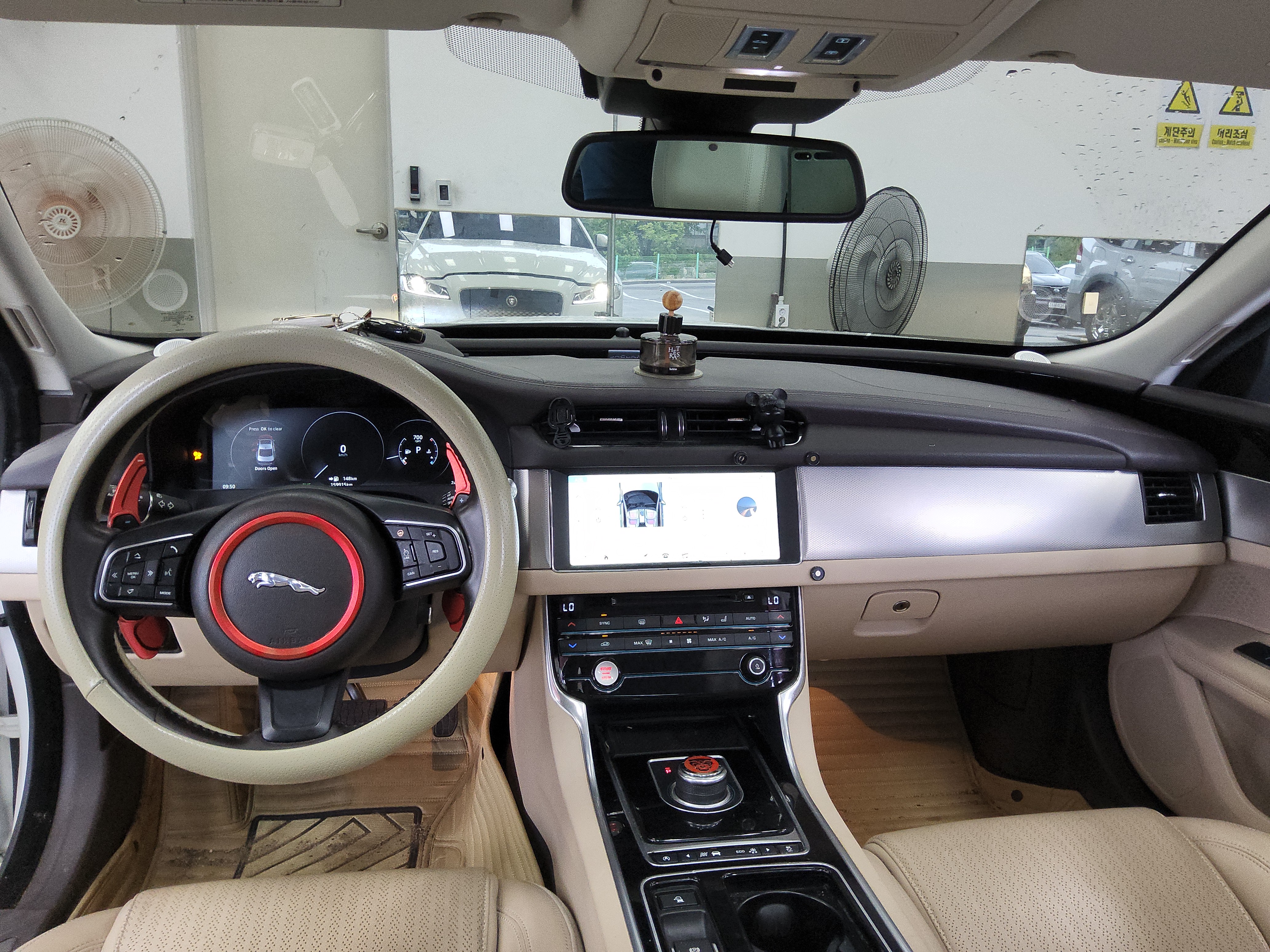 جاقوار XF