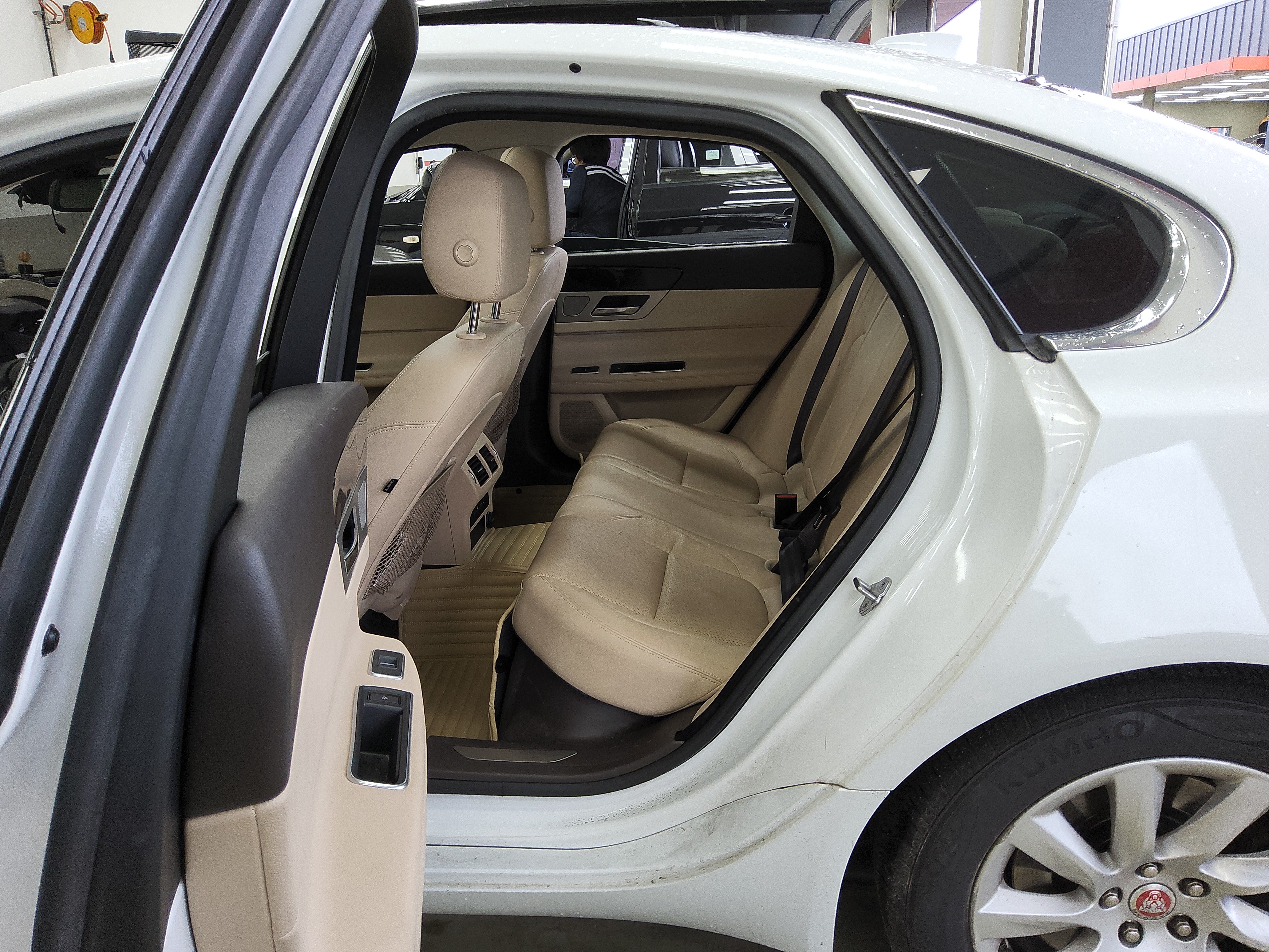 جاقوار XF