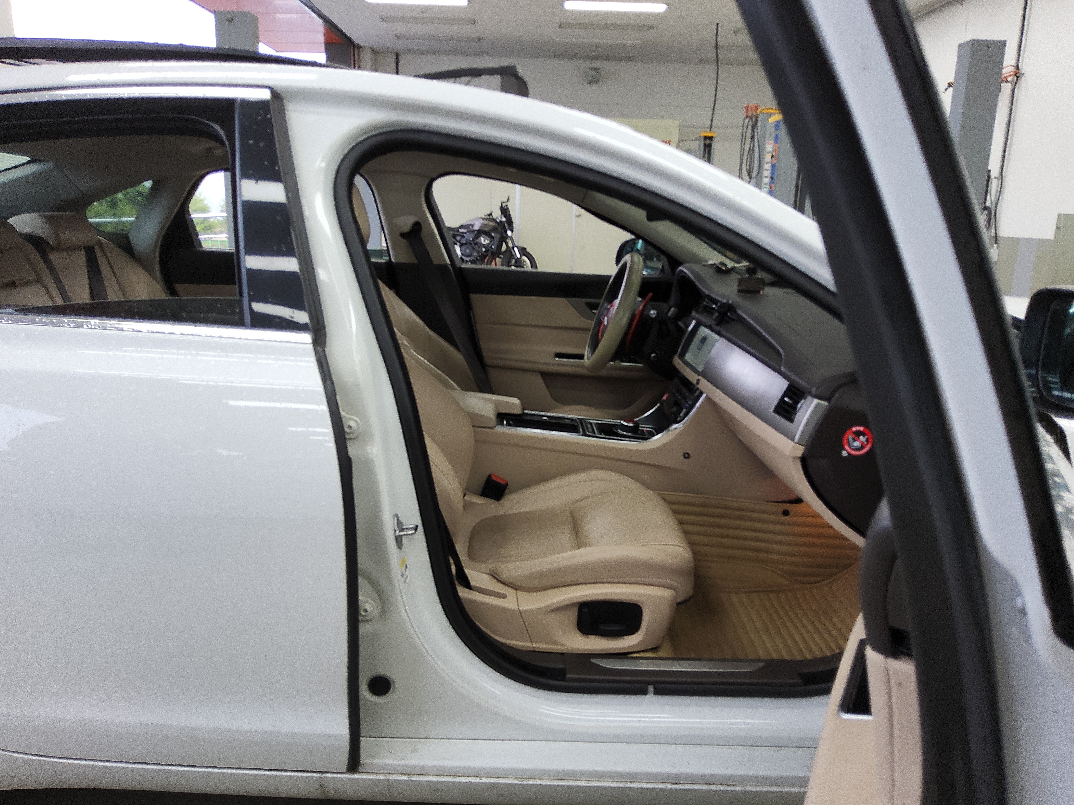 جاقوار XF