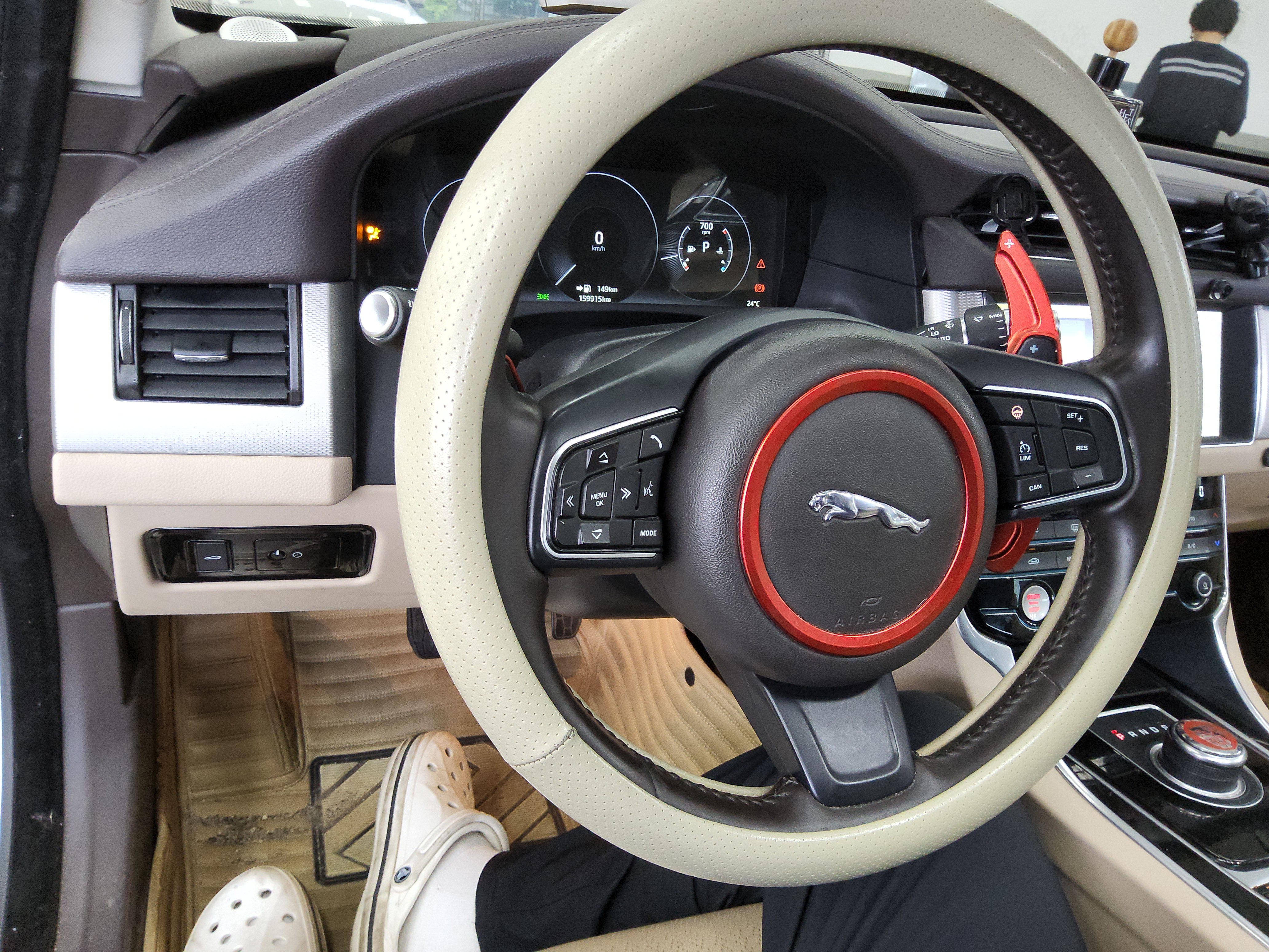 جاقوار XF