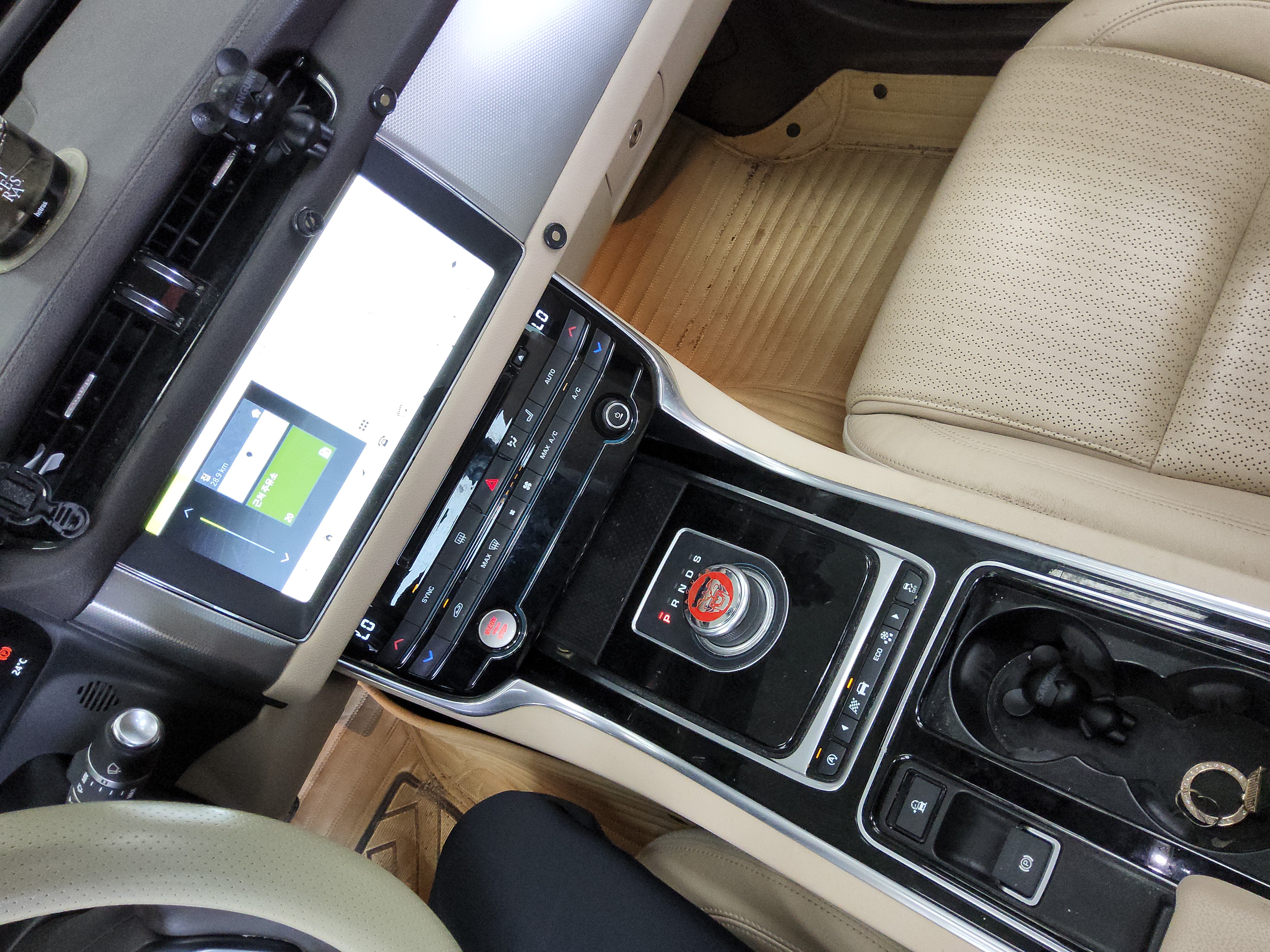 جاقوار XF