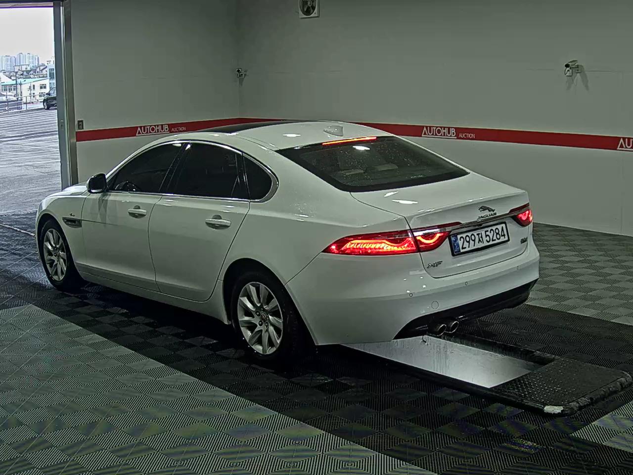 جاقوار XF