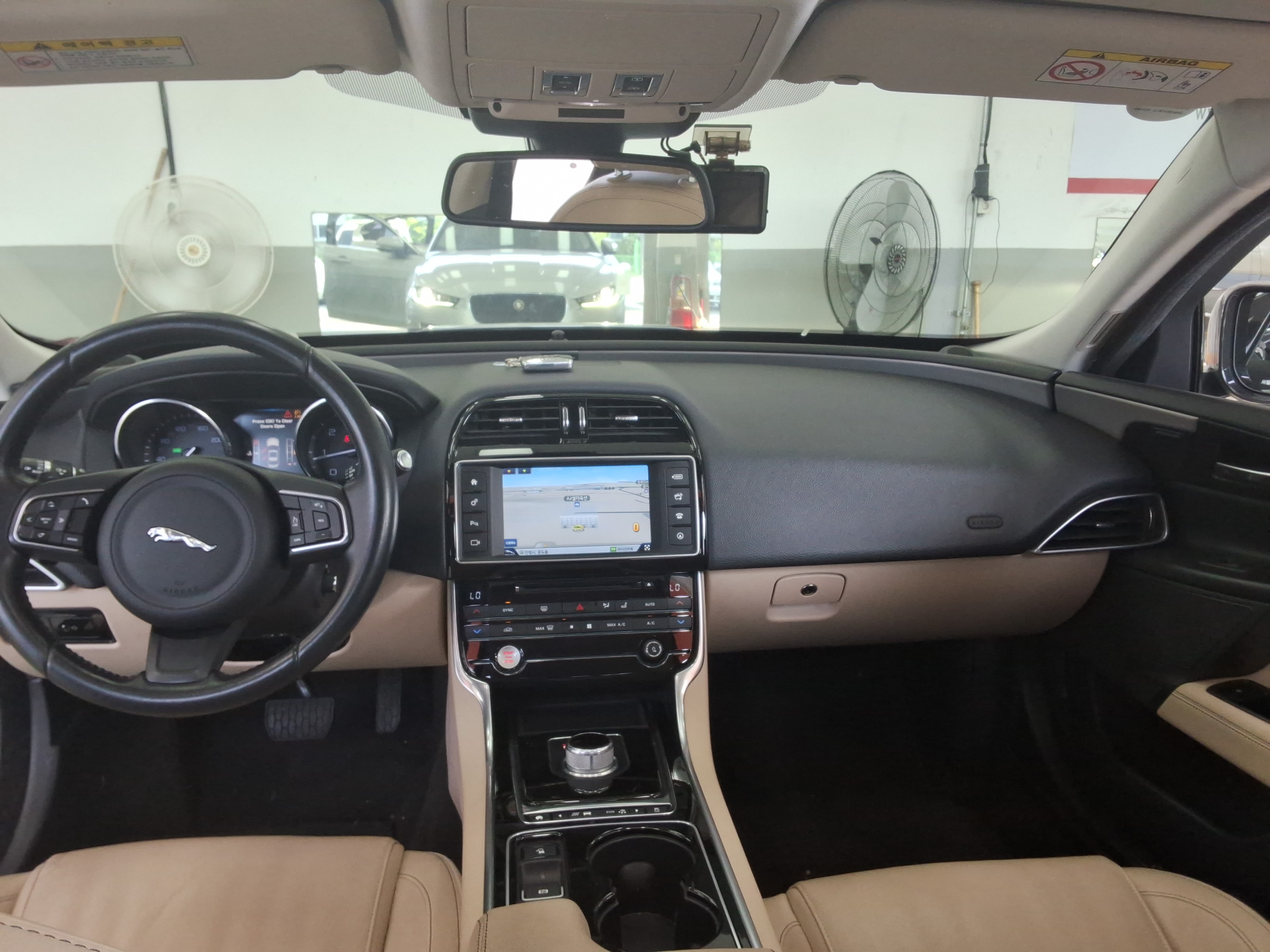جاقوار XE