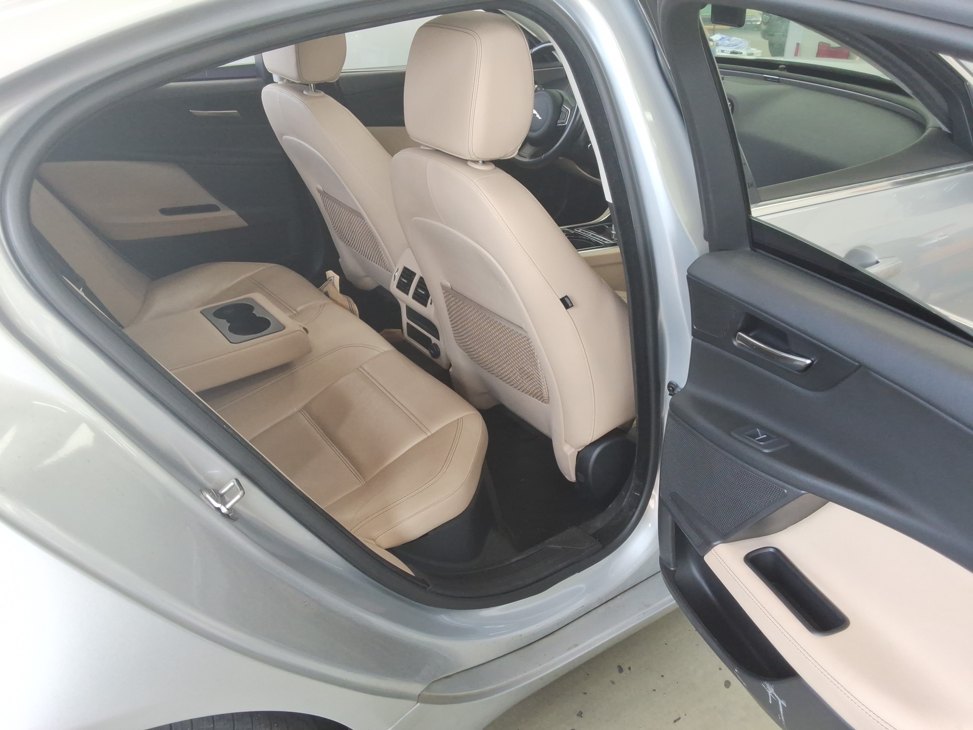 جاقوار XE