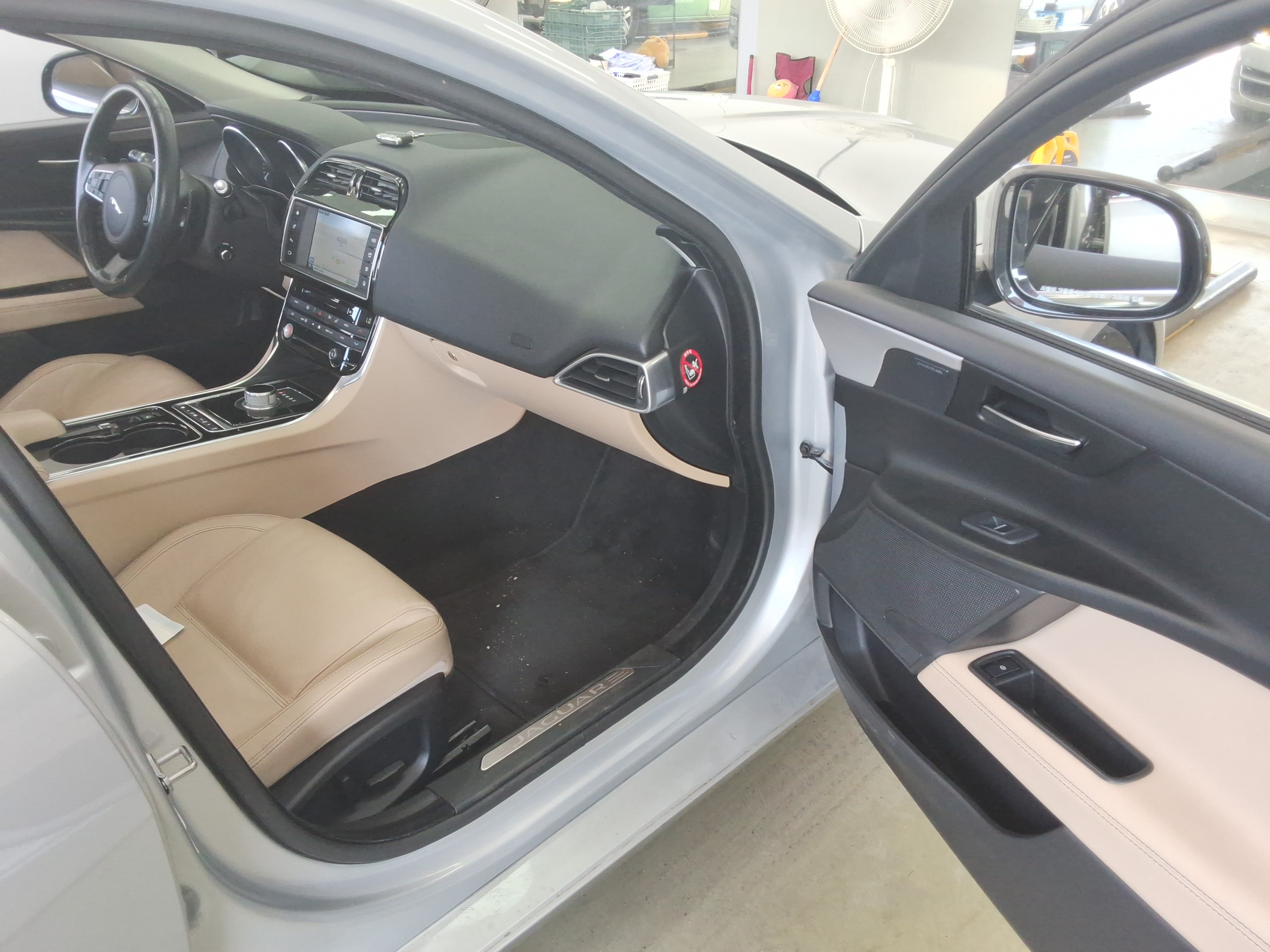 جاقوار XE