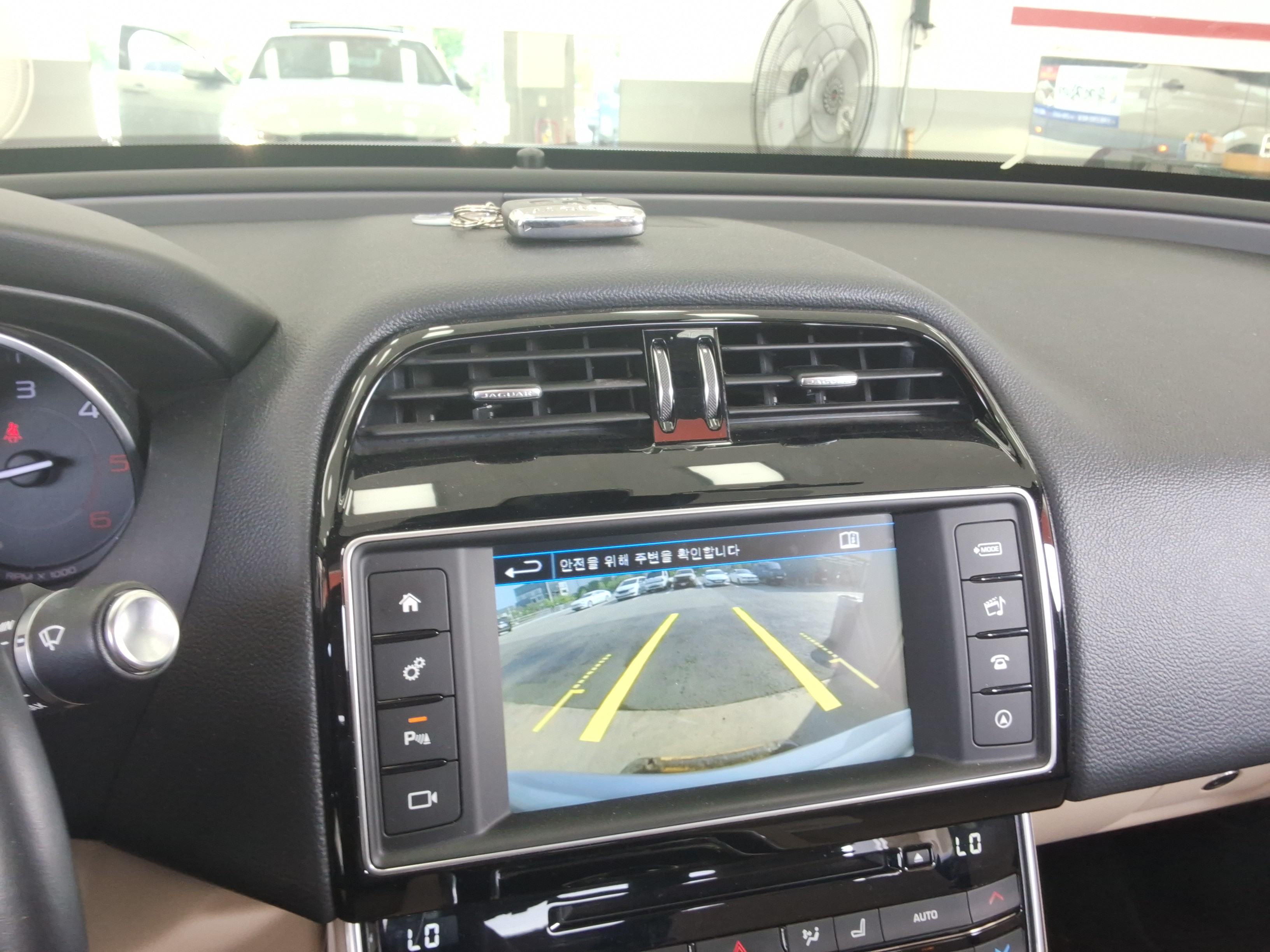 جاقوار XE