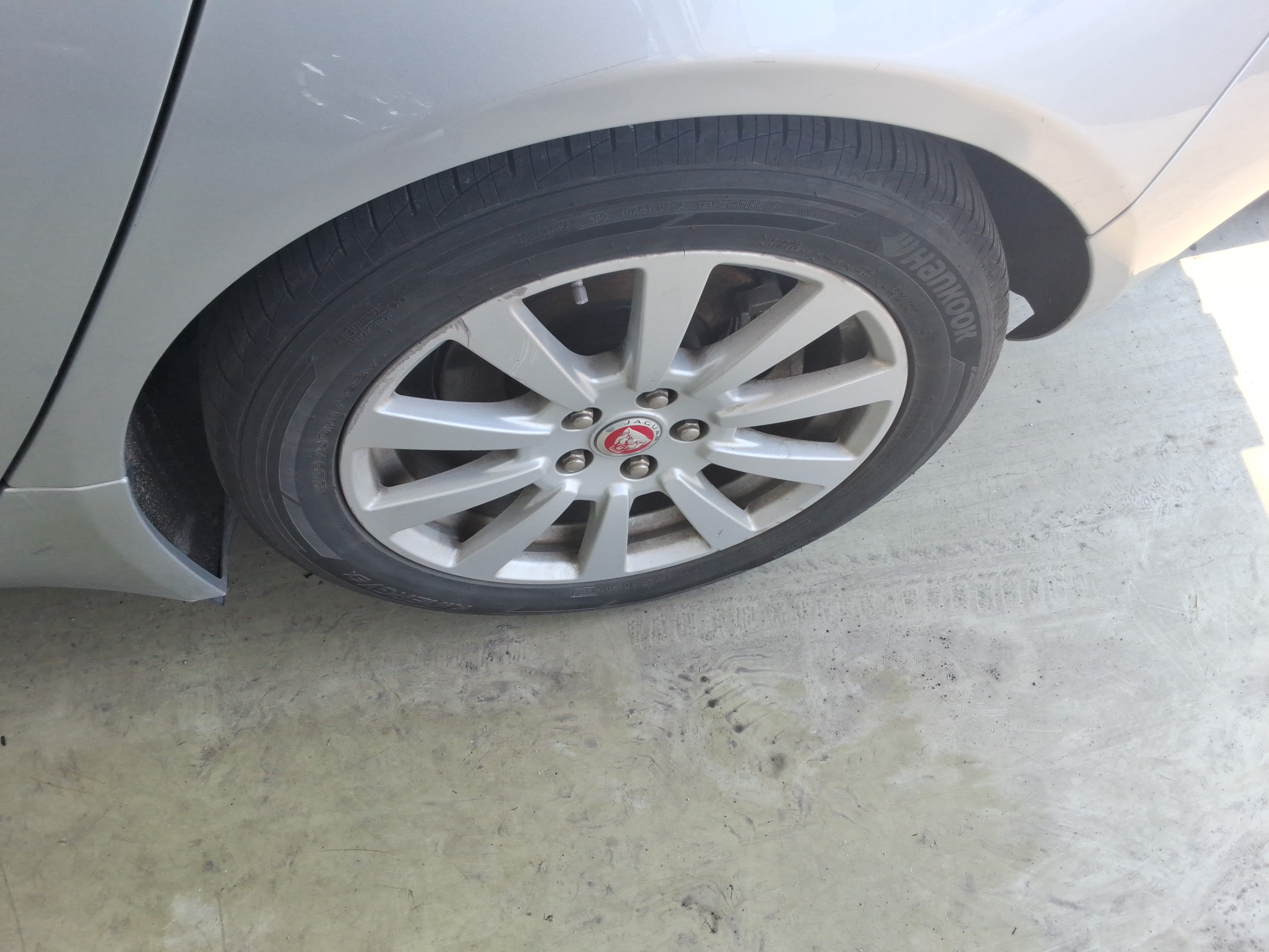 جاقوار XE