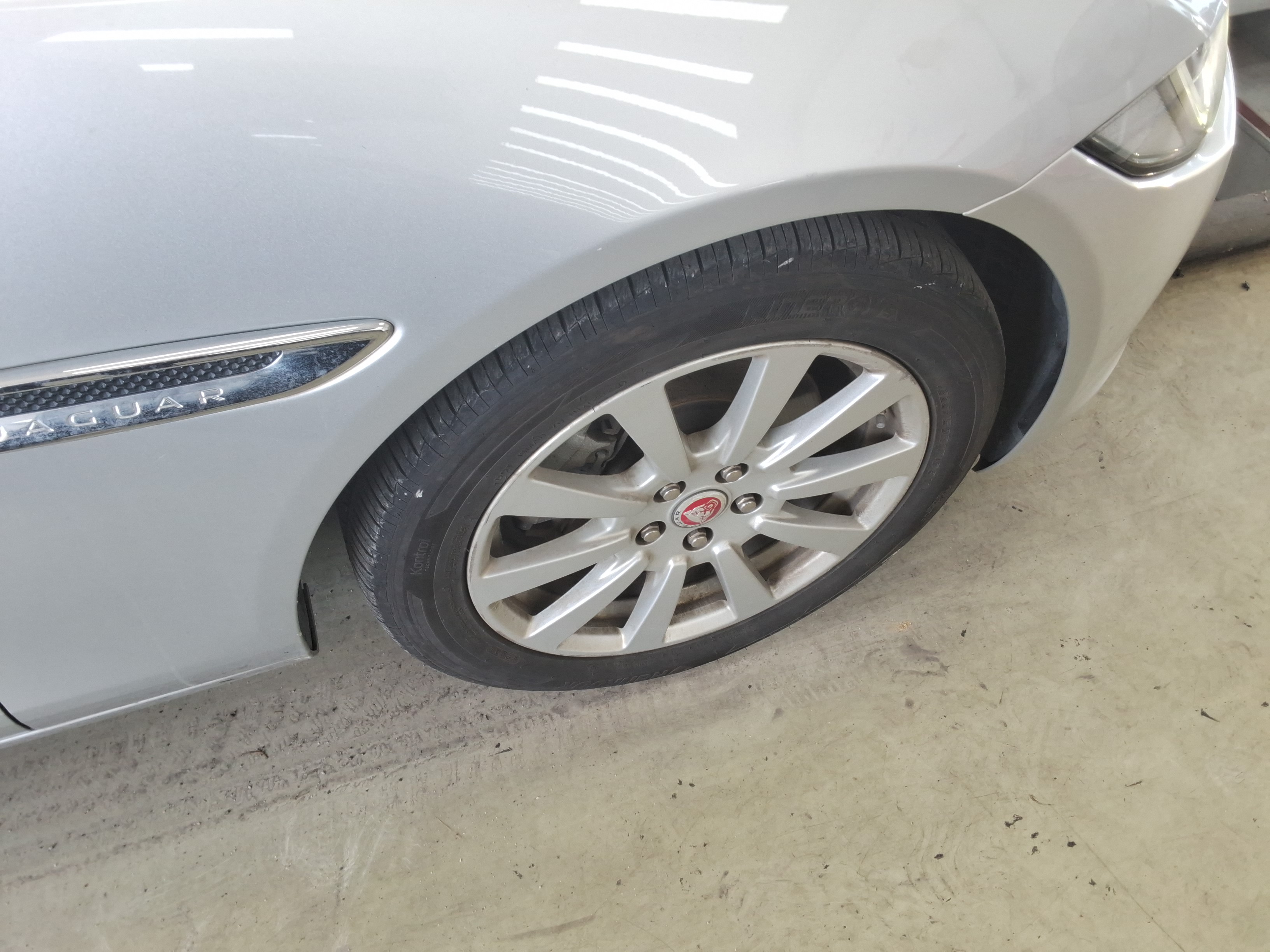 جاقوار XE