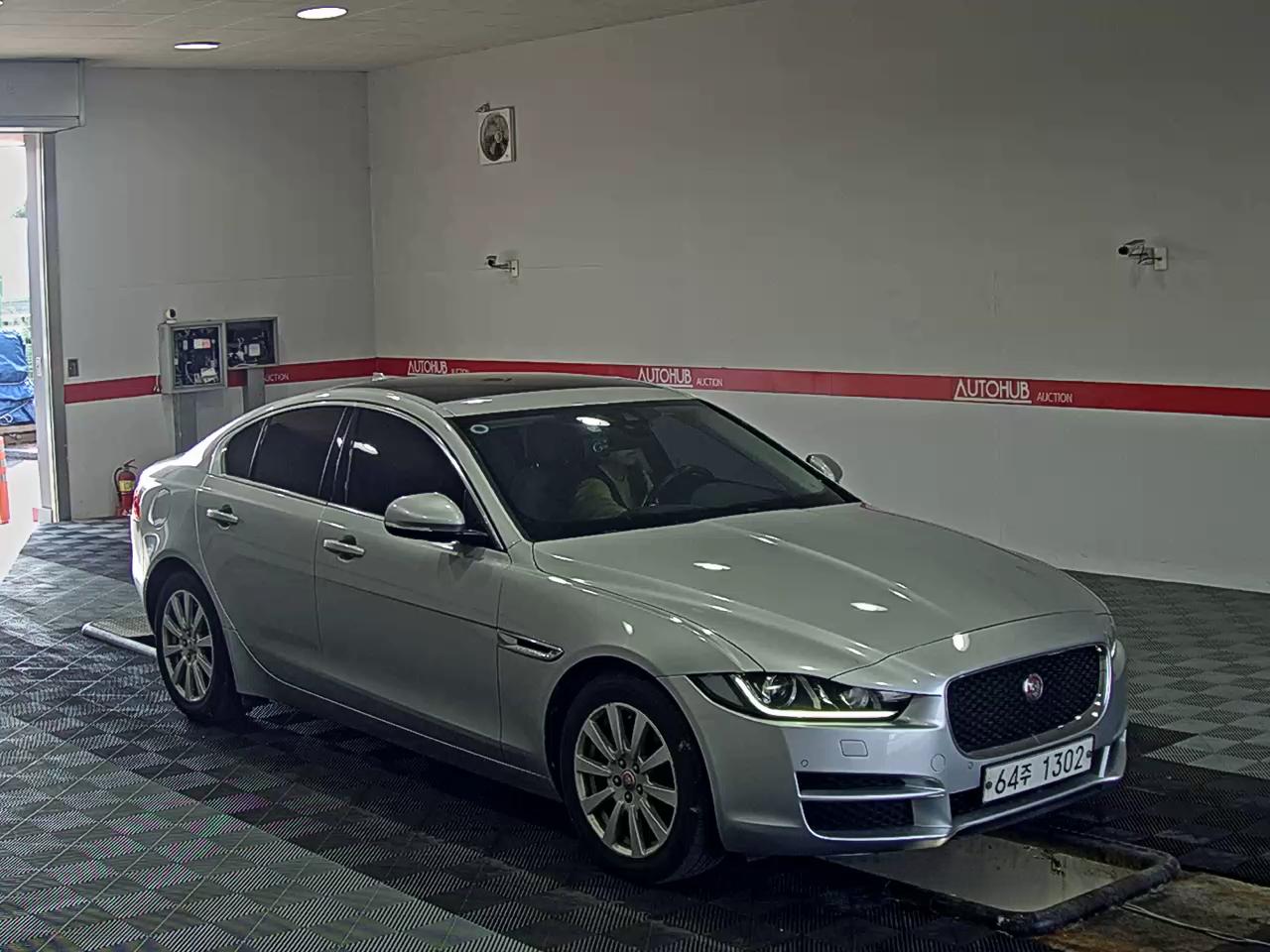 جاقوار XE