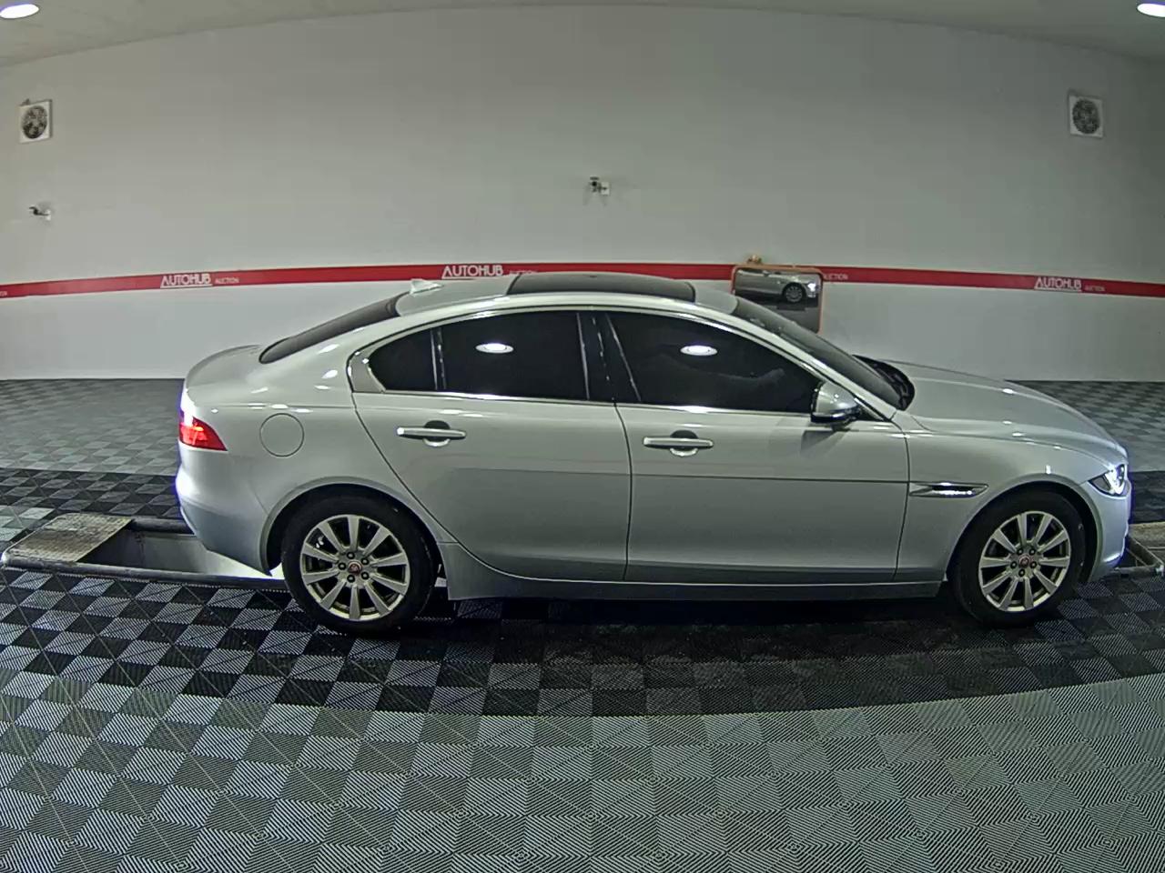 جاقوار XE