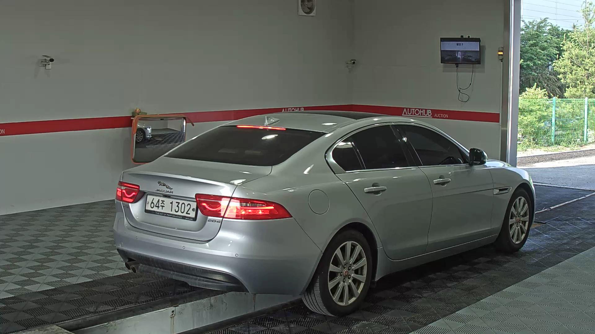 جاقوار XE