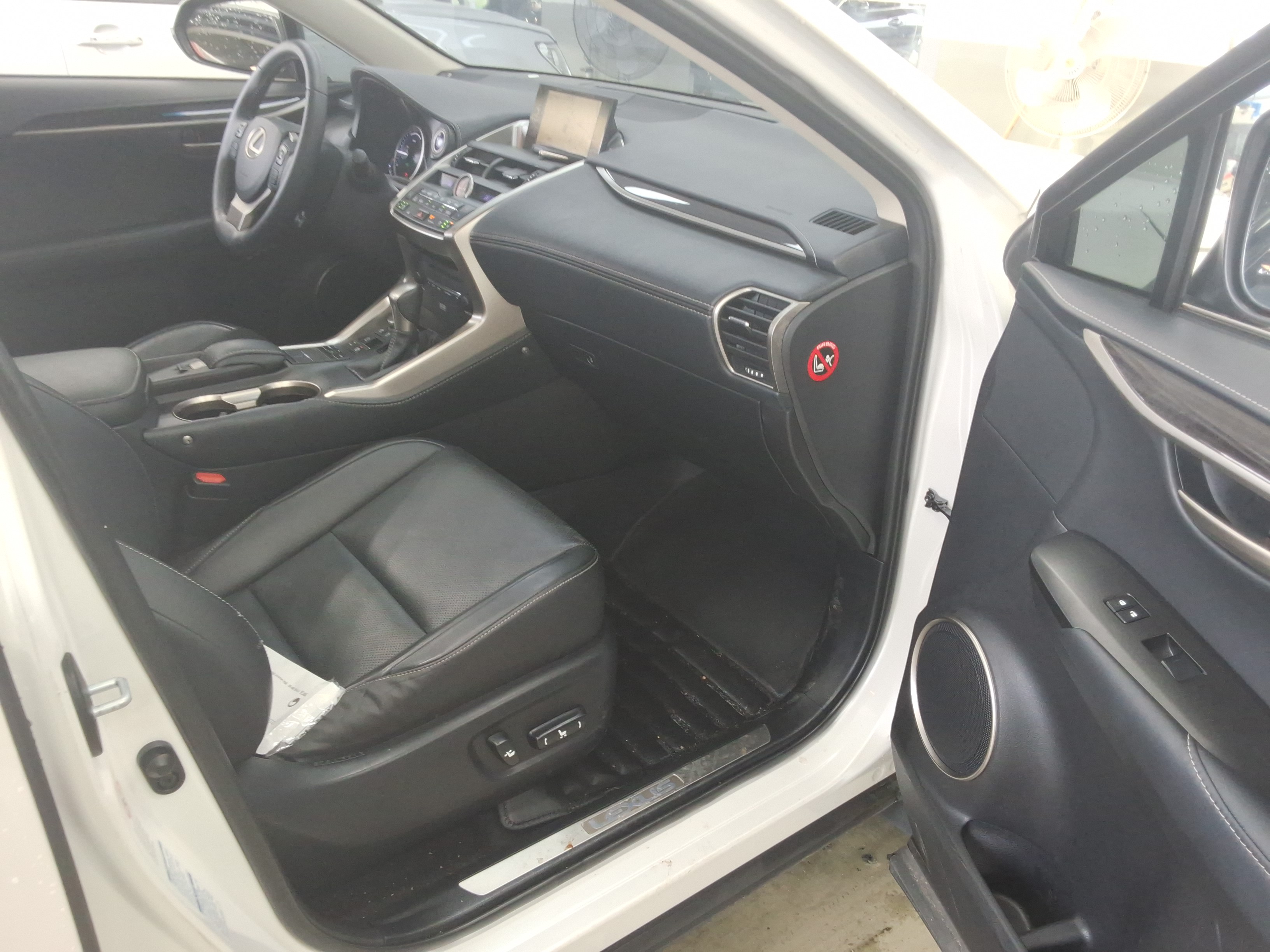 لكسز NX300h