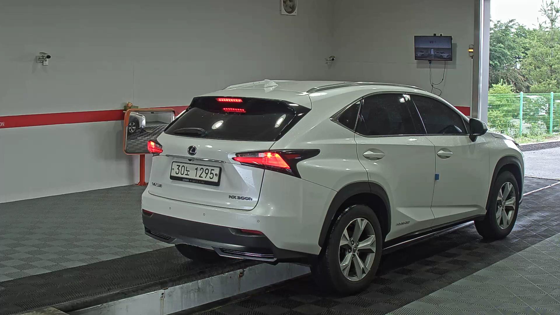 لكسز NX300h