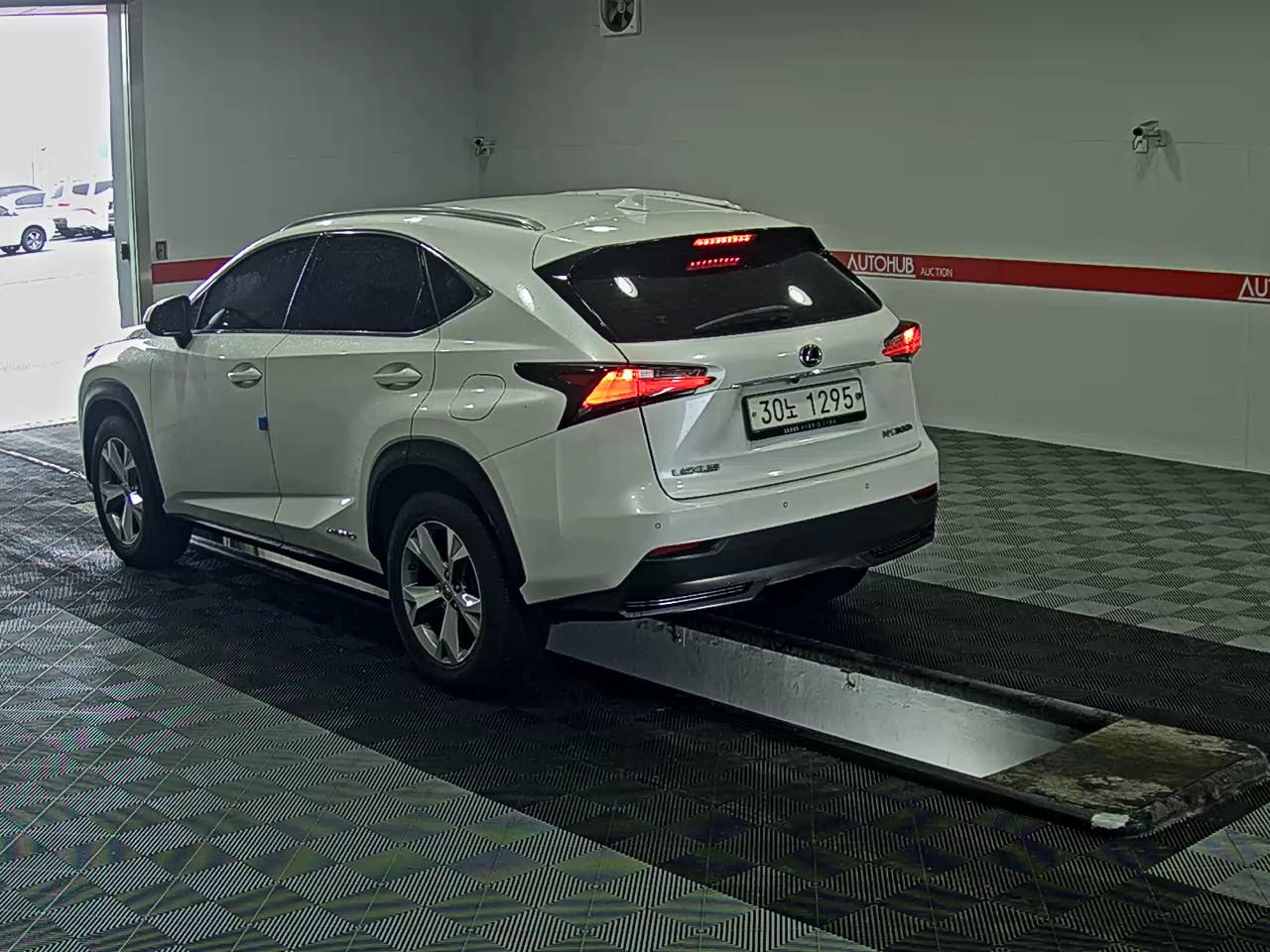 لكسز NX300h