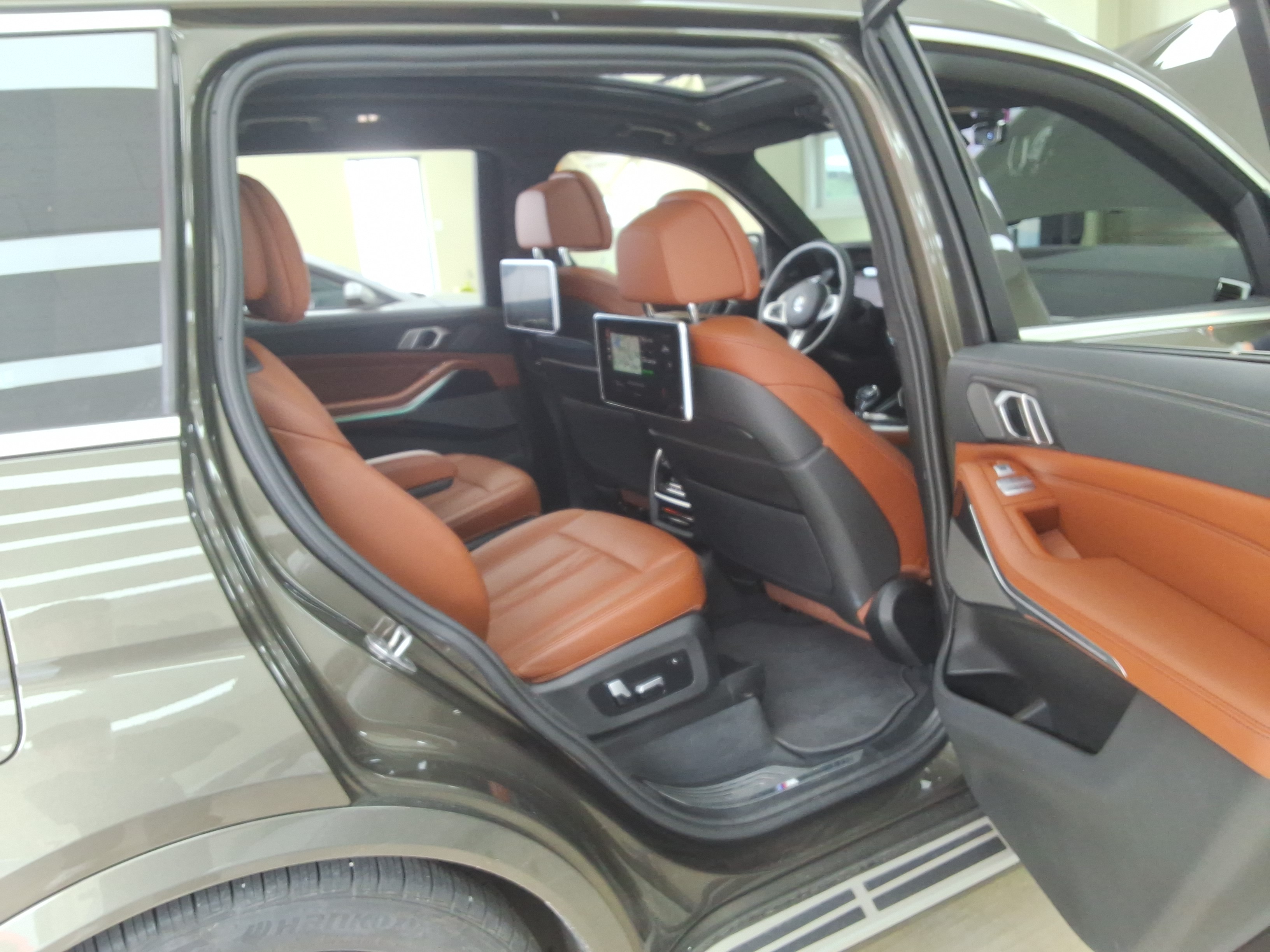 BMW - X7 - Image 11