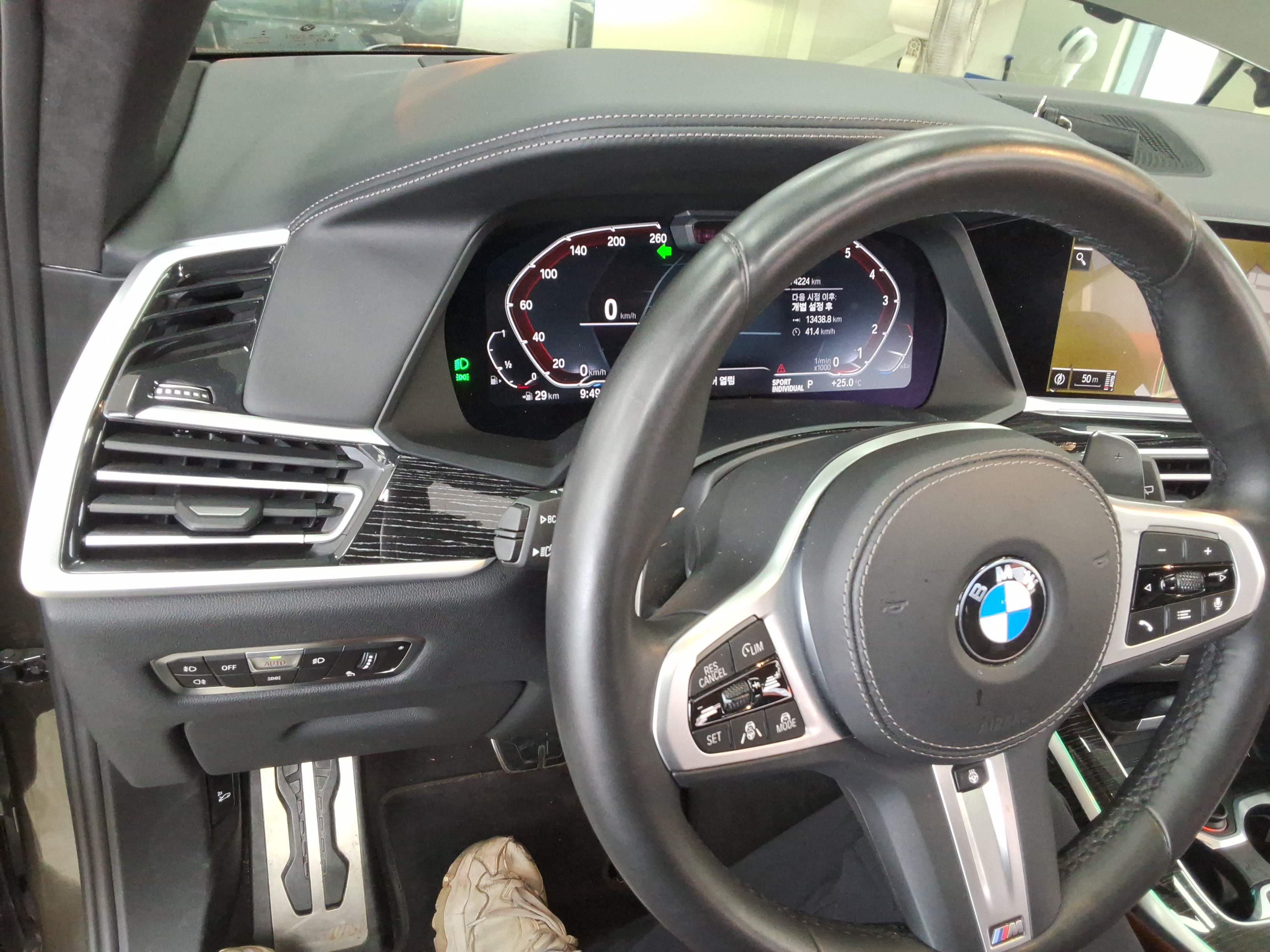 BMW - X7 - Image 15