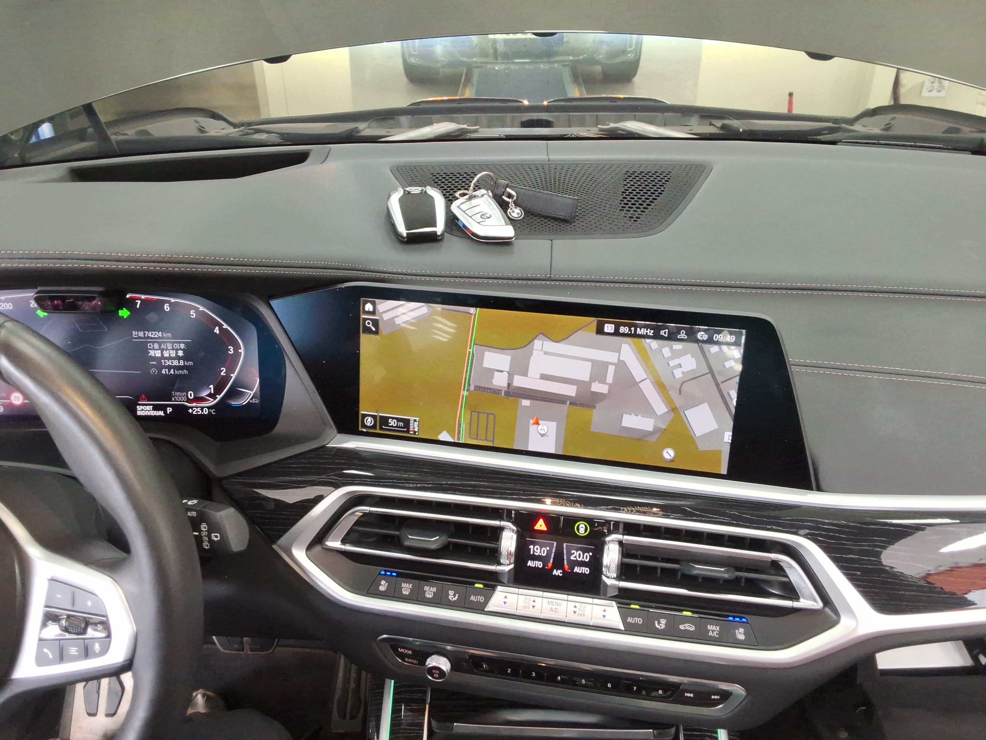 BMW - X7 - Image 16