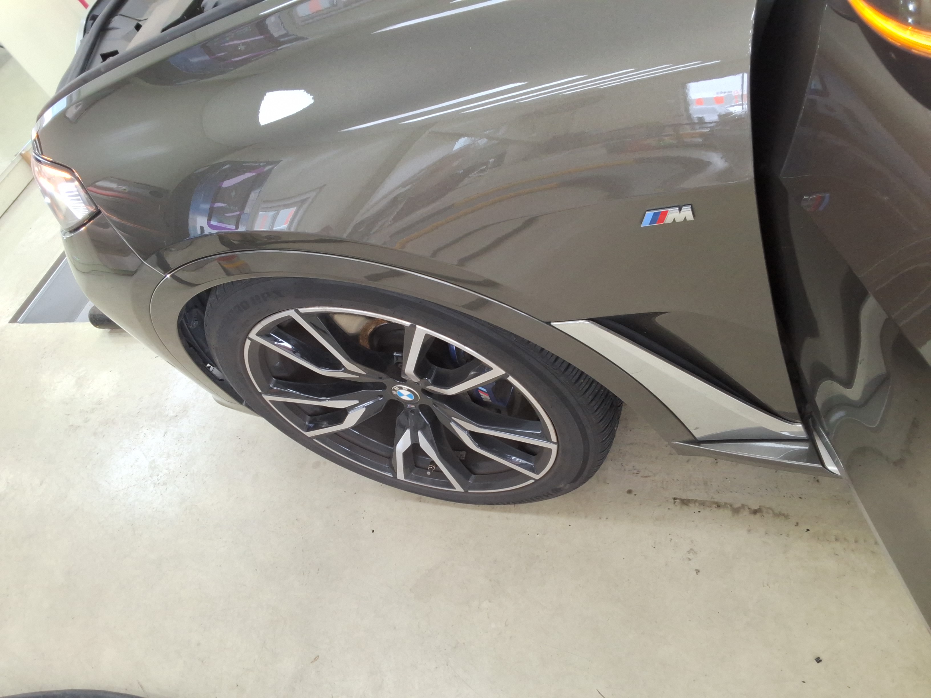 BMW - X7 - Image 23